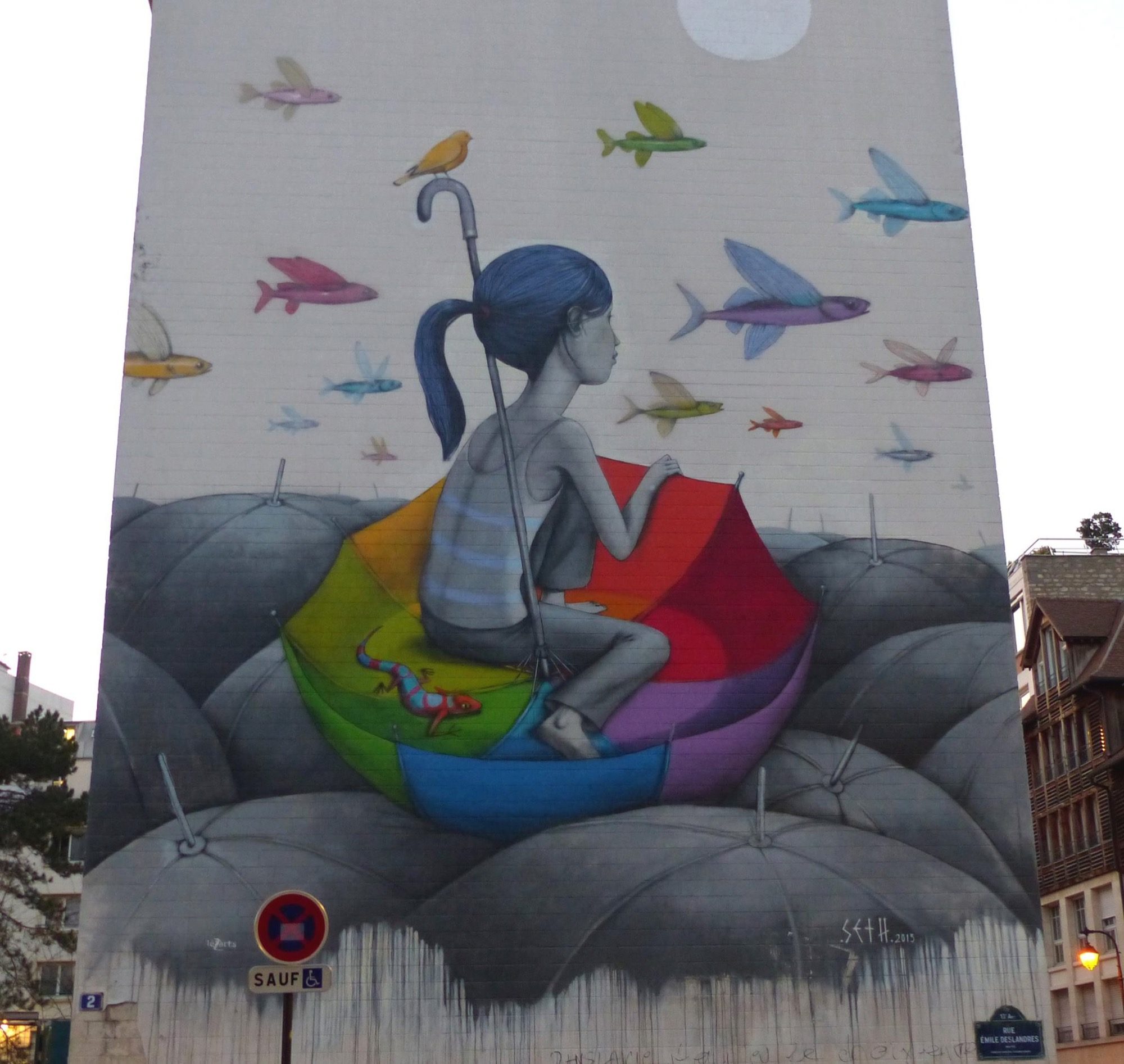 L'enfant au parapluie arc-en-ciel — Street art de Seth à Paris