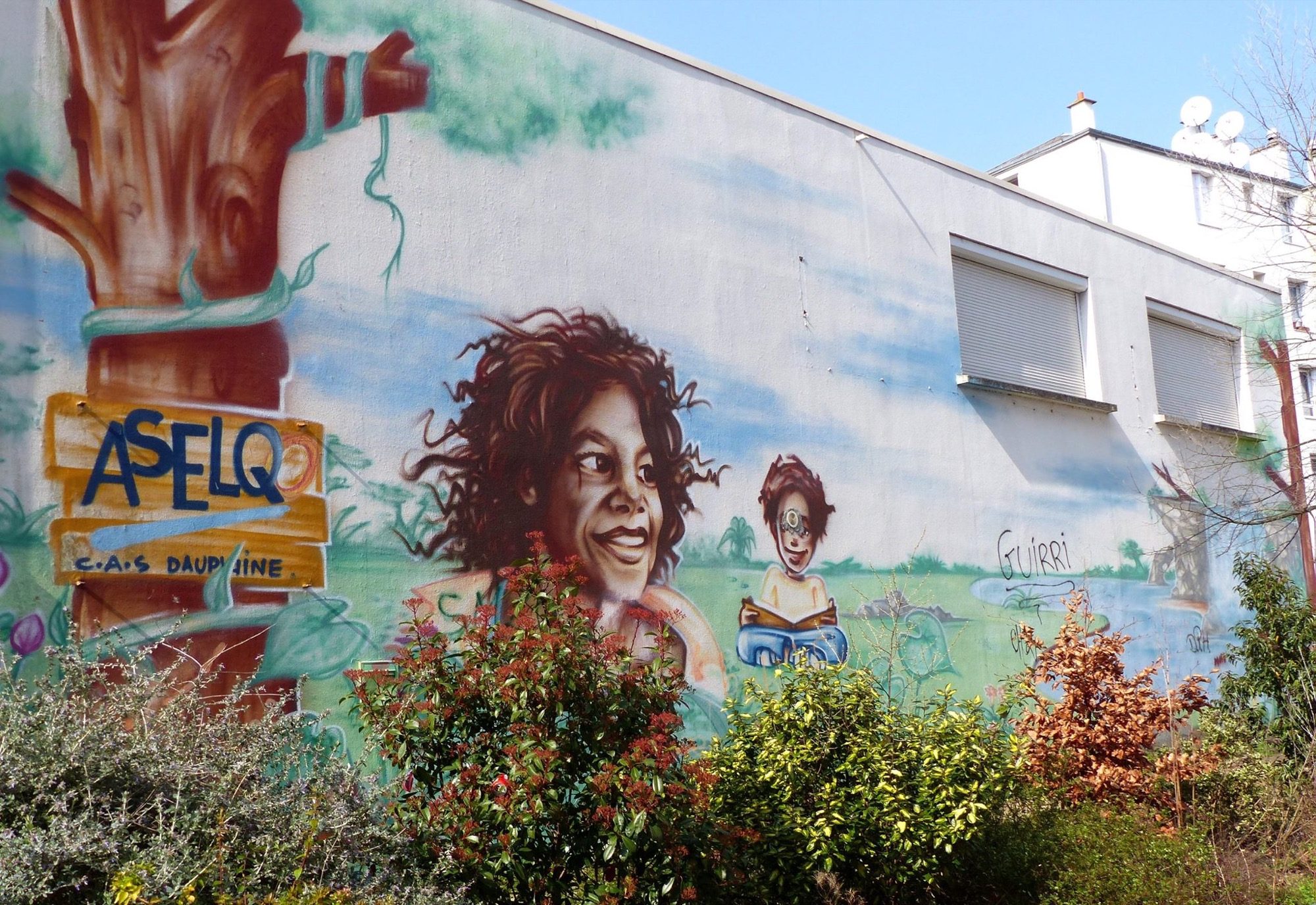 Child's smile and book tree — Street art in Orléans