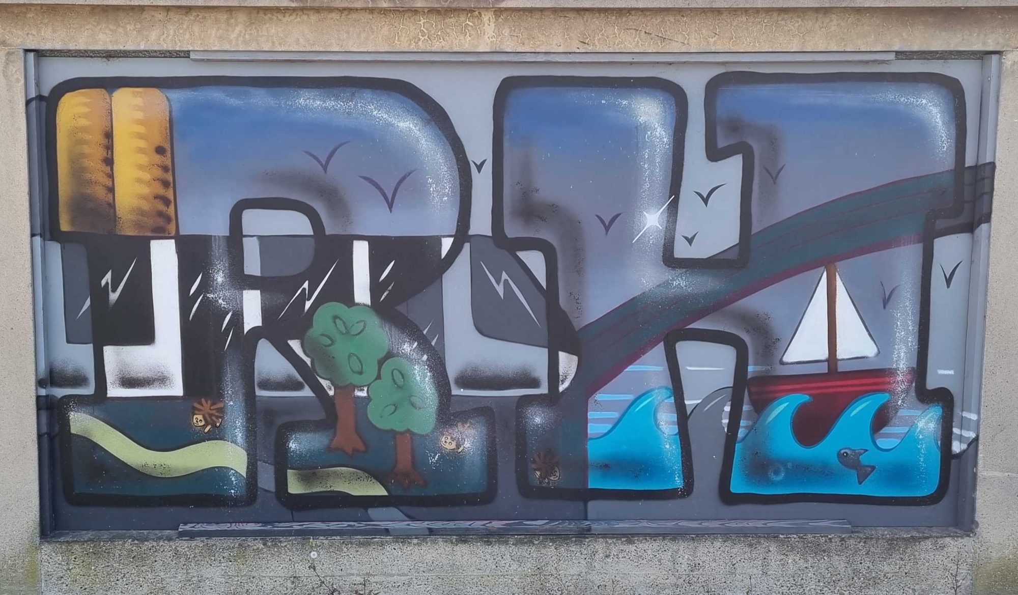 Lettres urbaines et voilier sur vague rouge — Street art à Strasbourg