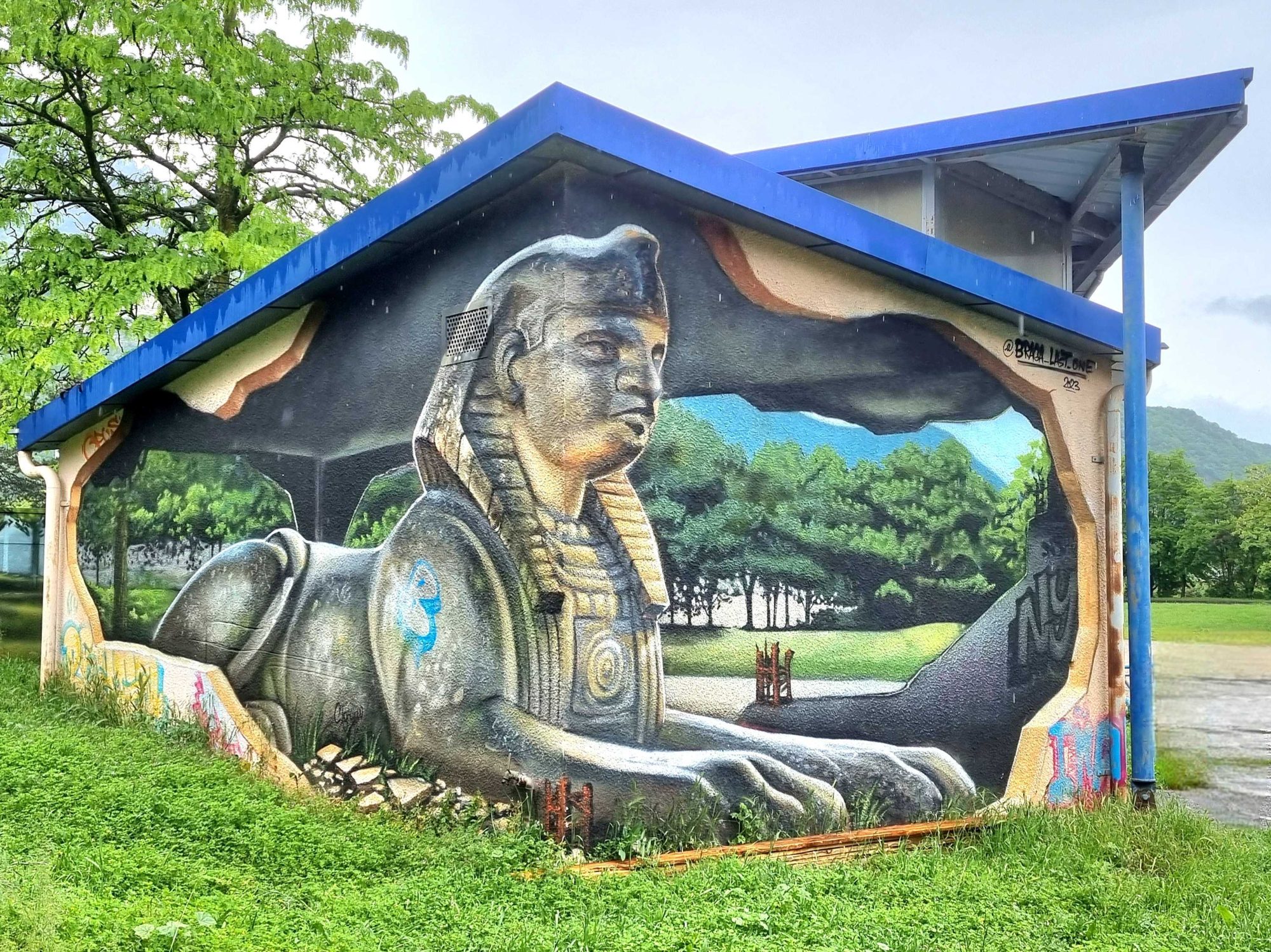 Sphinx dans la brèche du mur — Street art de Braga last1 à Le Pont-de-Claix