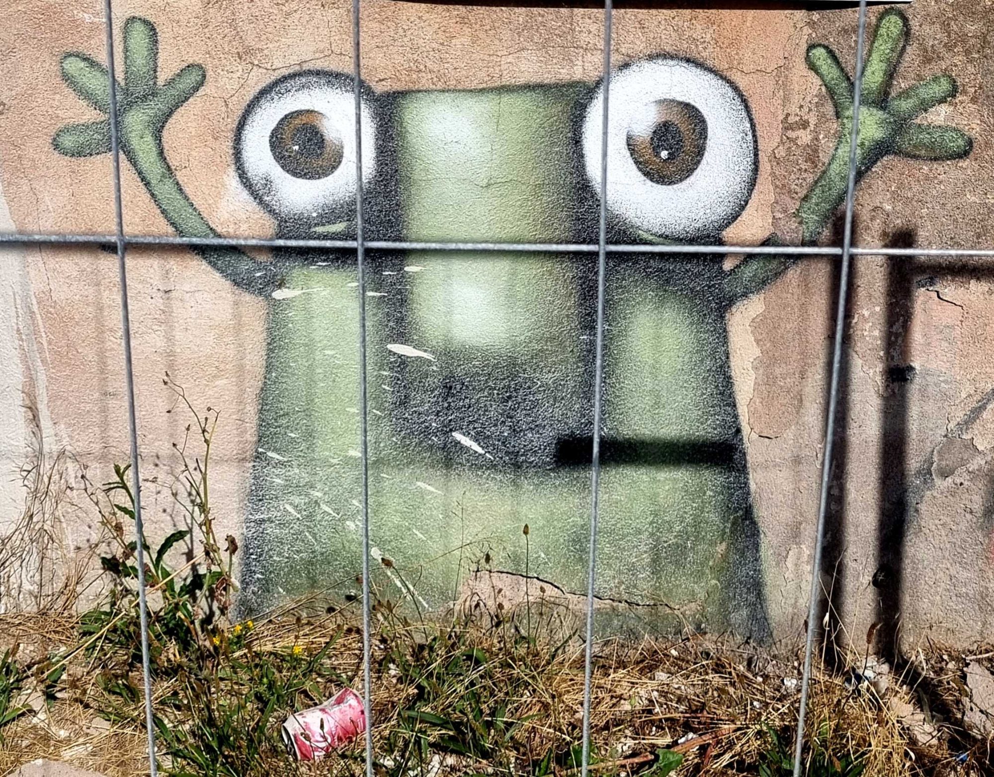 Créature verte aux bras levés — Street art de Ador à Strasbourg