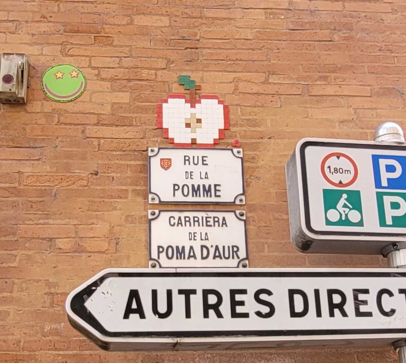 La pomme en mosaïque, rue de la Pomme — Street art de Mifamosa à Toulouse