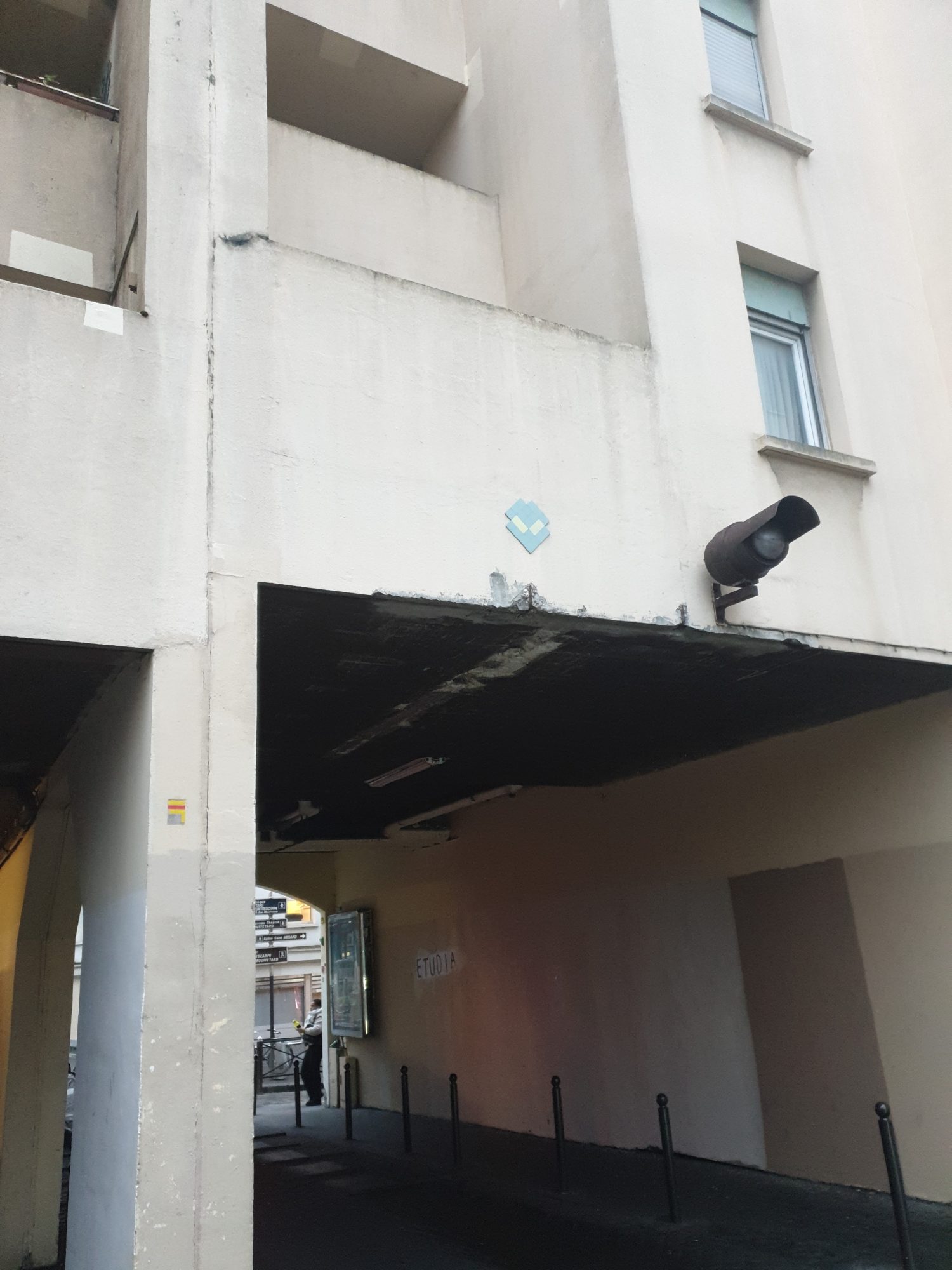 Le diamant bleu sous l'auvent — Street art à Paris
