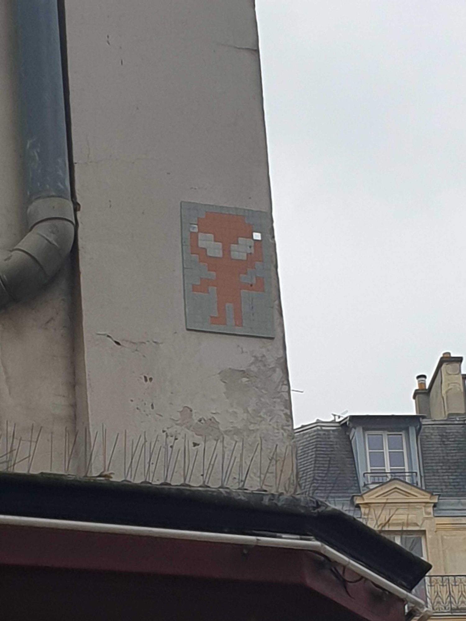 Mr Djoul Orange Alien — Street art by Mr Djoul in Paris