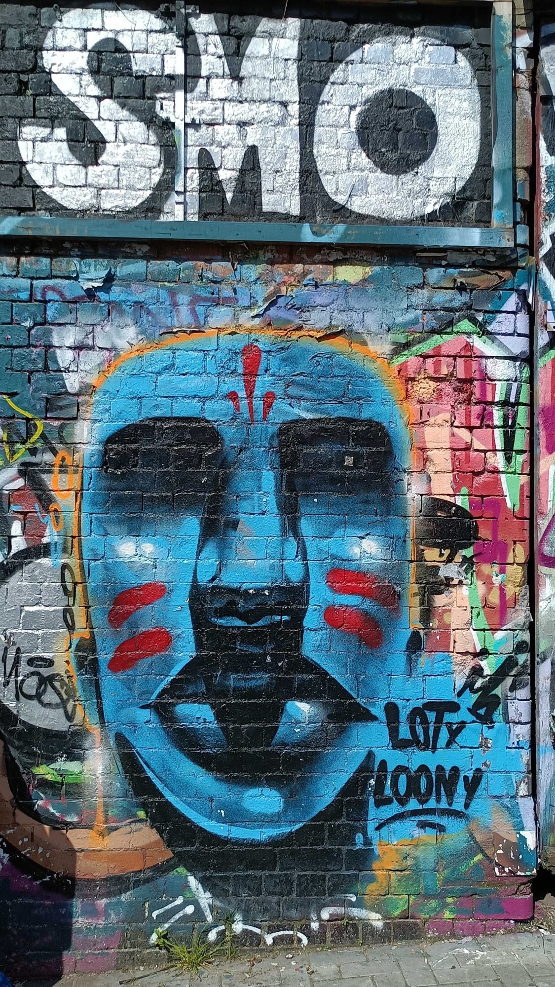 Masque bleu Loty Loony — Street art à London
