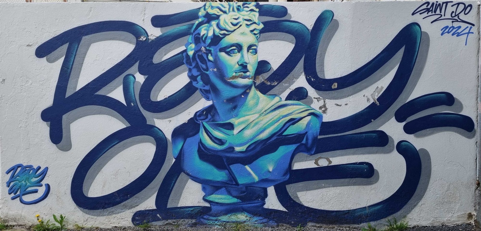 Buste néoclassique et lettrages bleus, par Reg One — Street art à Vichy