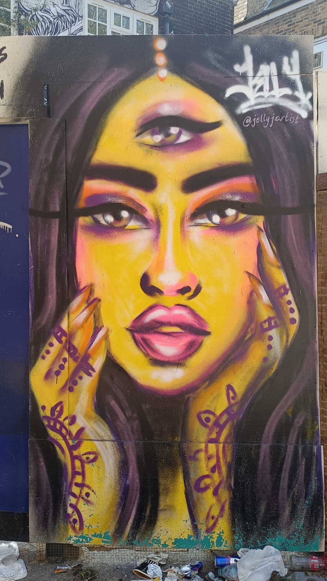 Femme jaune magique — Street art à London