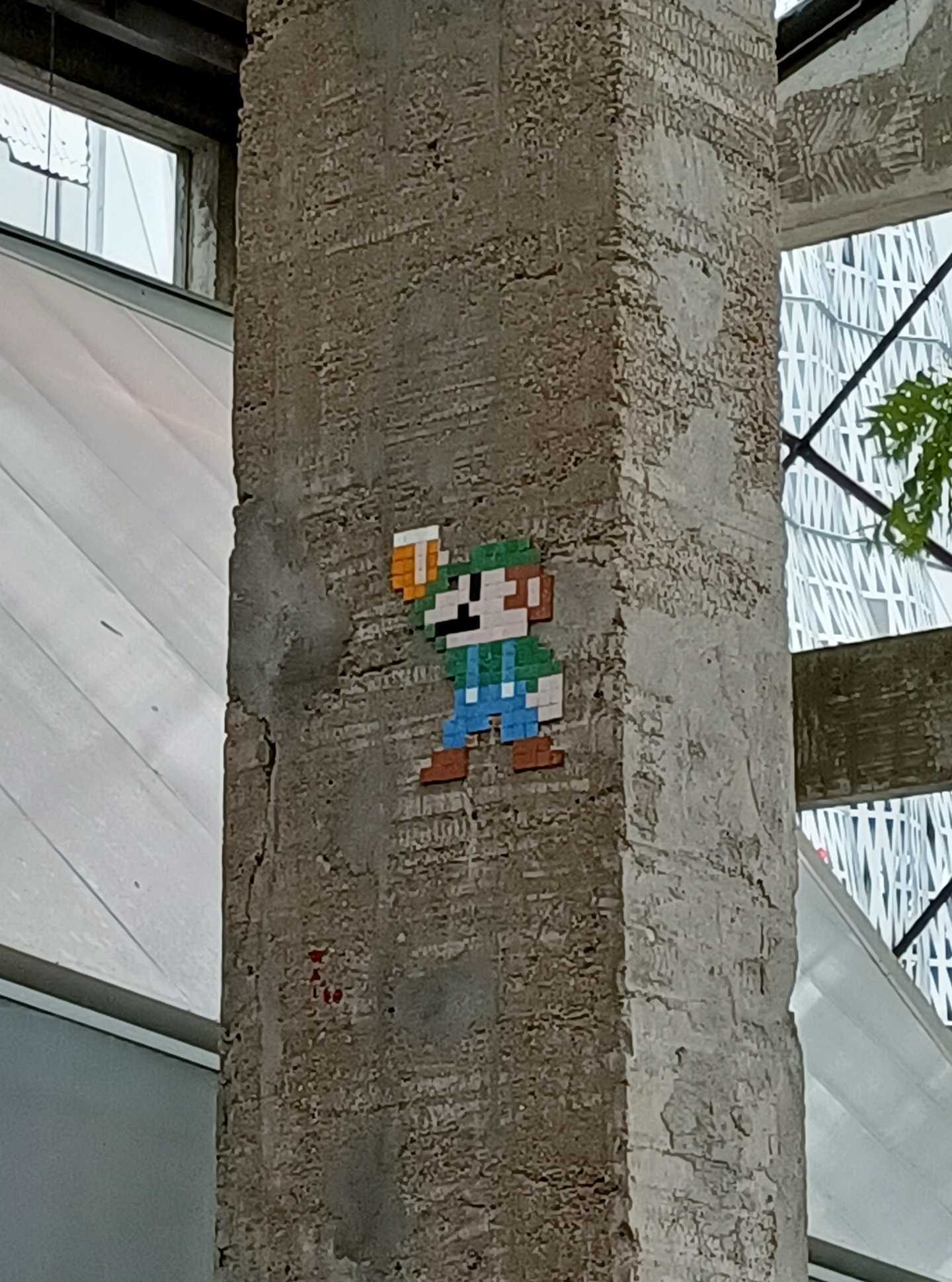 Luigi pixel art — Street art à Nantes