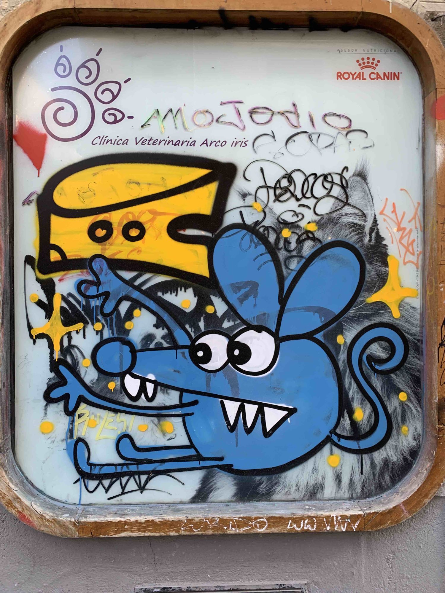 Blue Cartoon Mouse in Madrid — Street art in Madrid