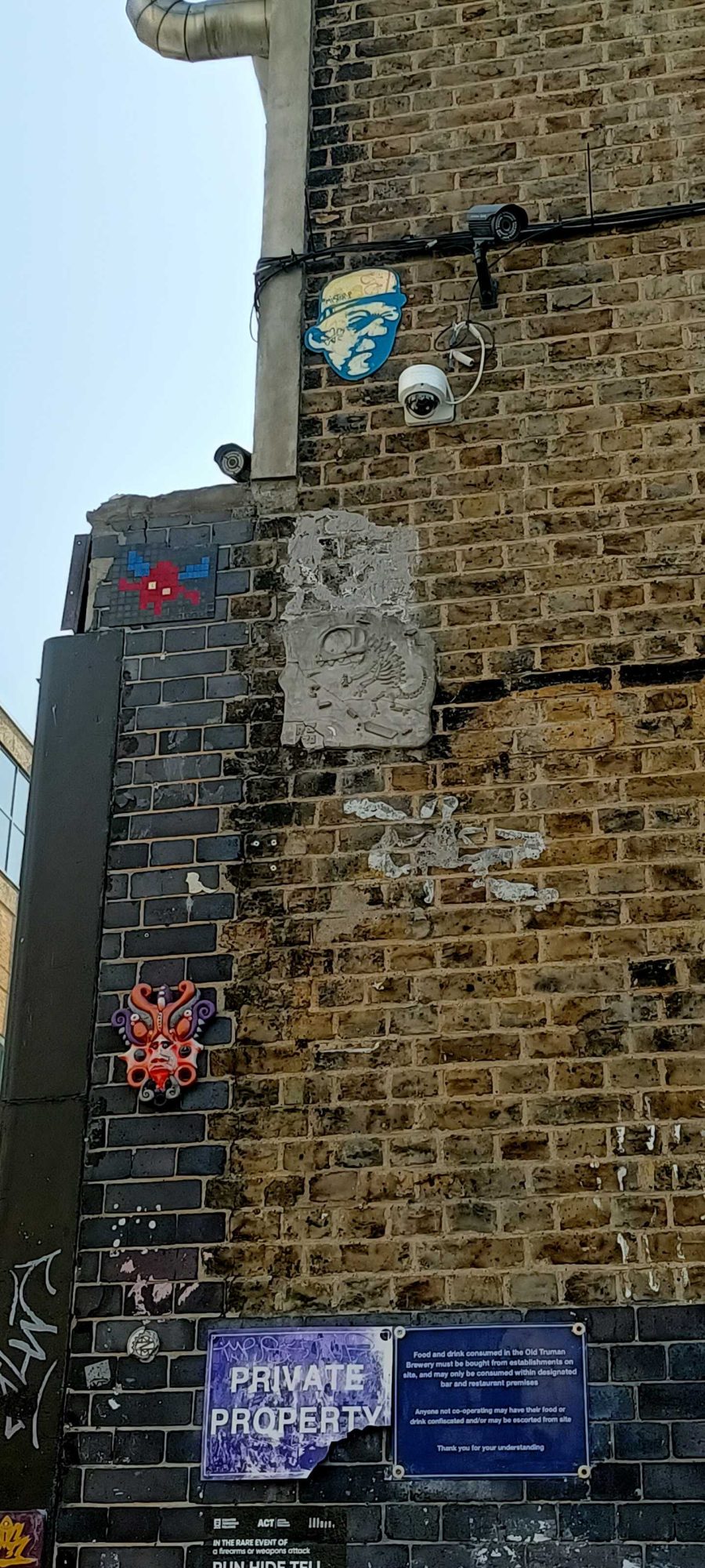Petites pièces au coin de brique — Street art à London