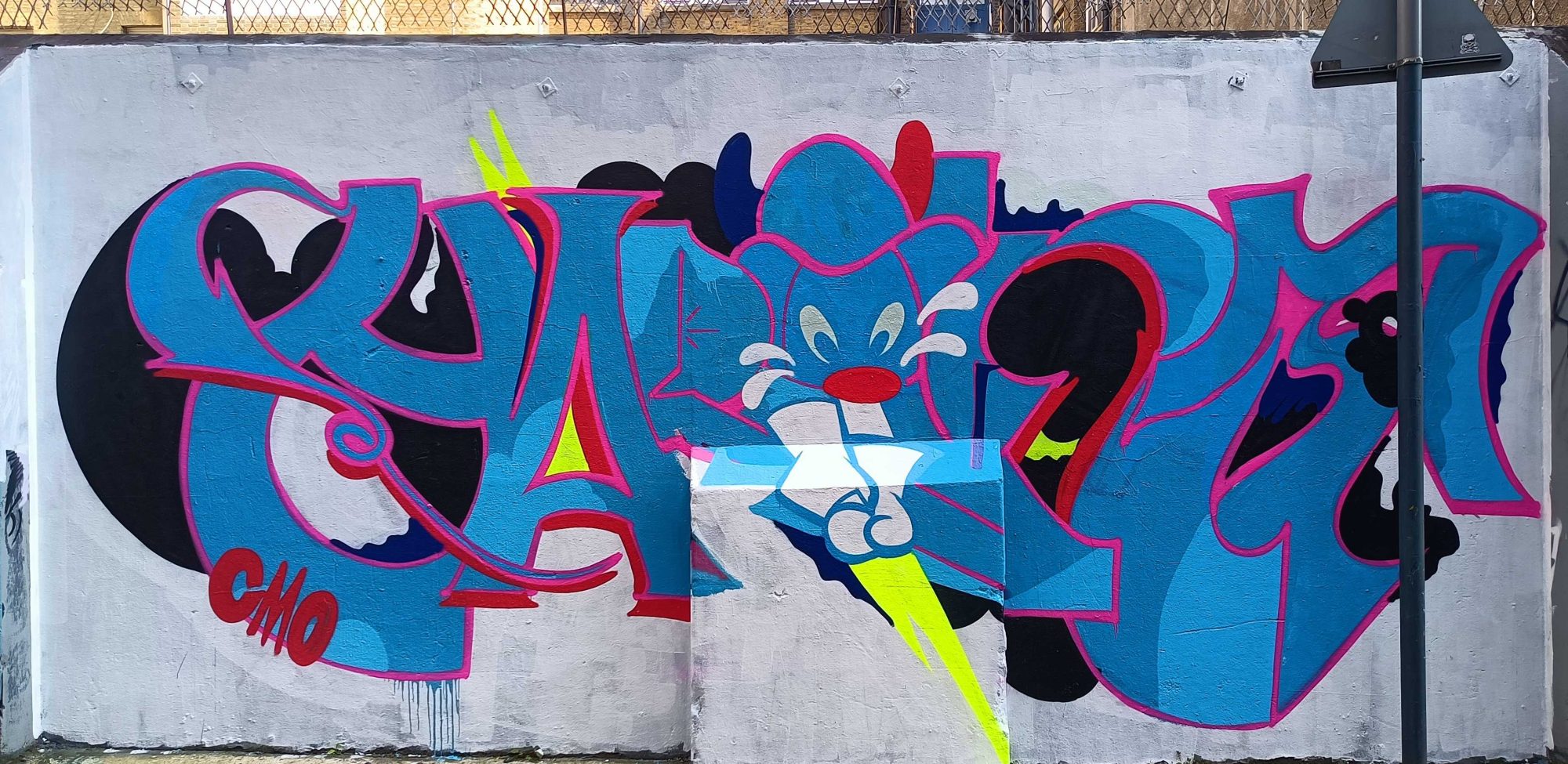 La créature bleue au milieu des lettres — Street art à London