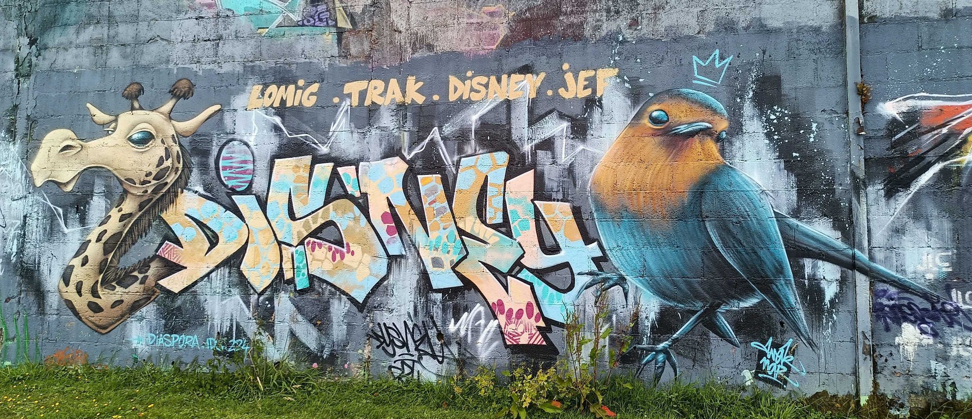 Fresque DISNEY — girafe, oiseau et lettrages — Street art de Jef à Redon