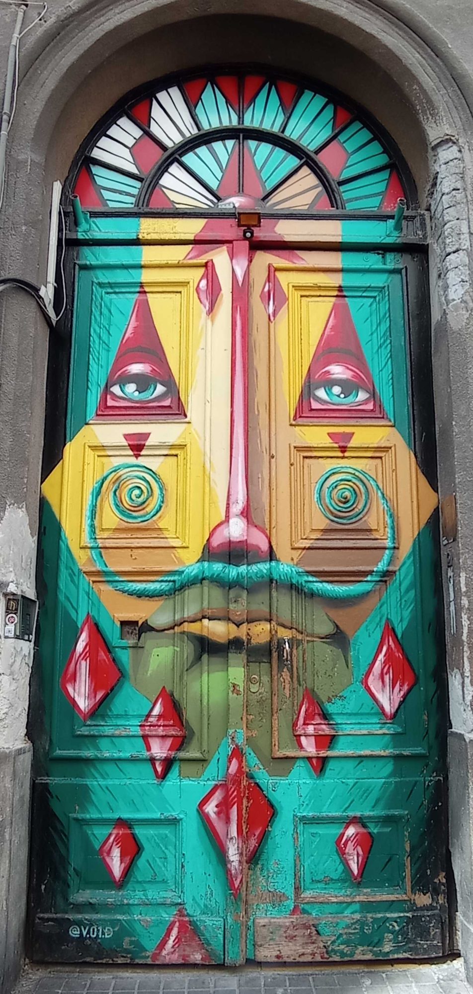 Porte Peinte au Visage Coloré — Street art à Budapest