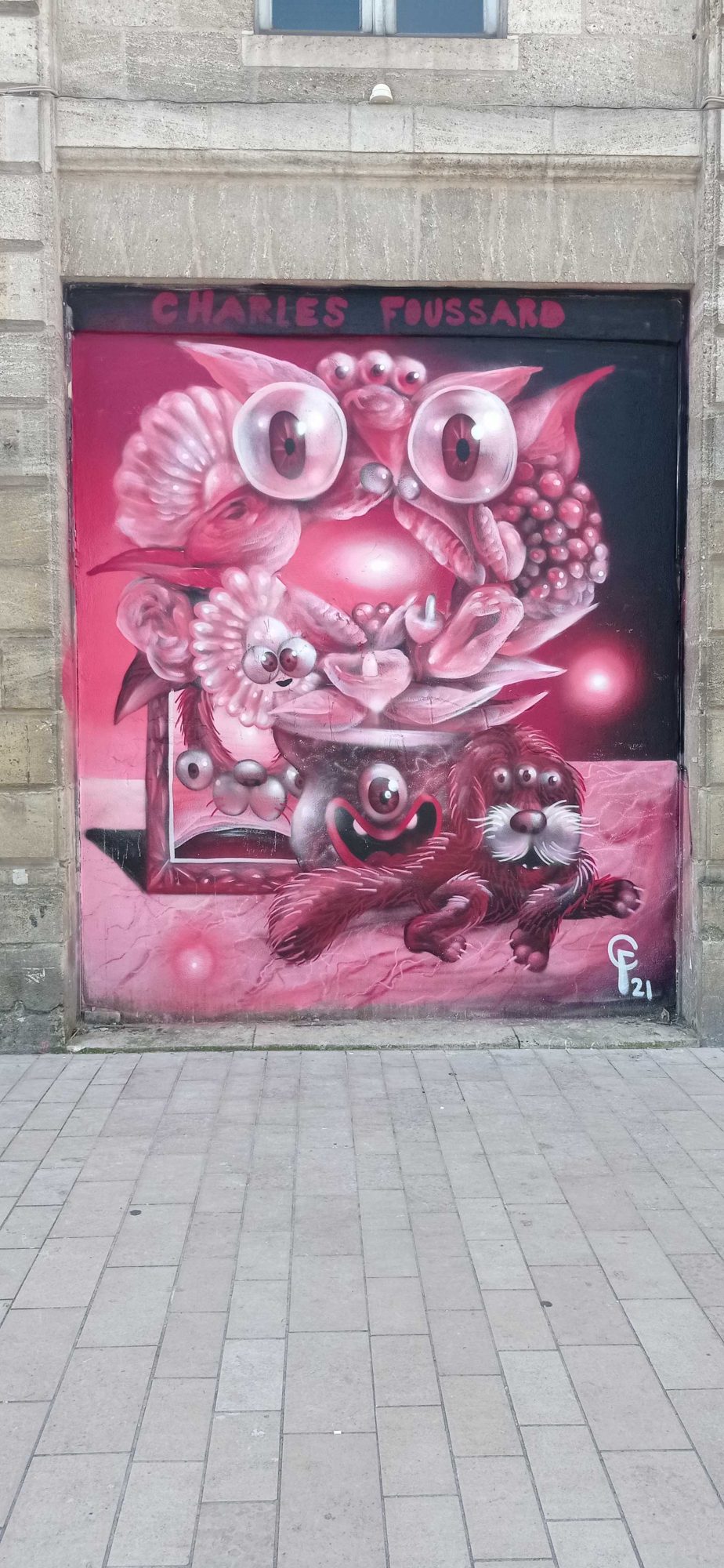 Créatures roses sur porte de garage — Street art à Bordeaux