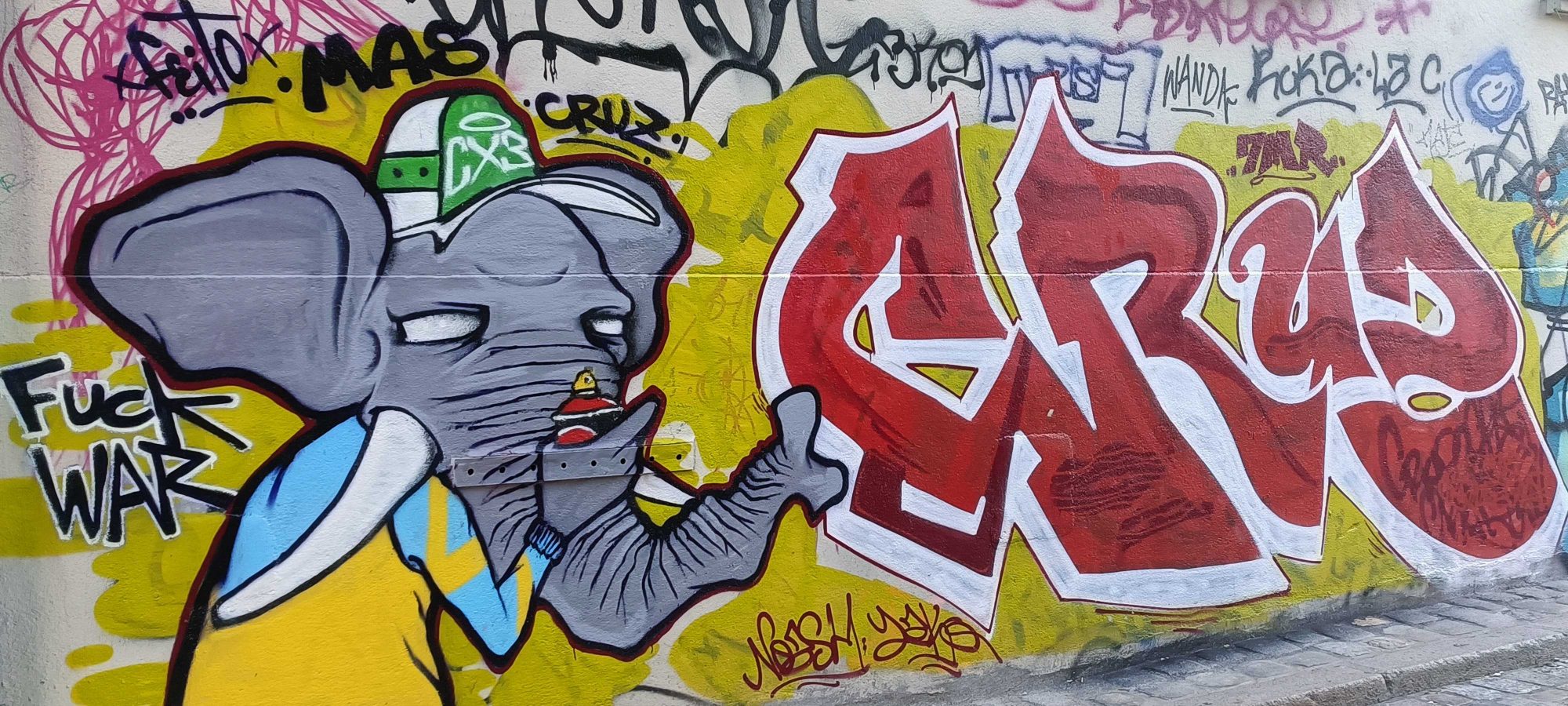 Éléphant et graffiti expressif — Street art à Nantes