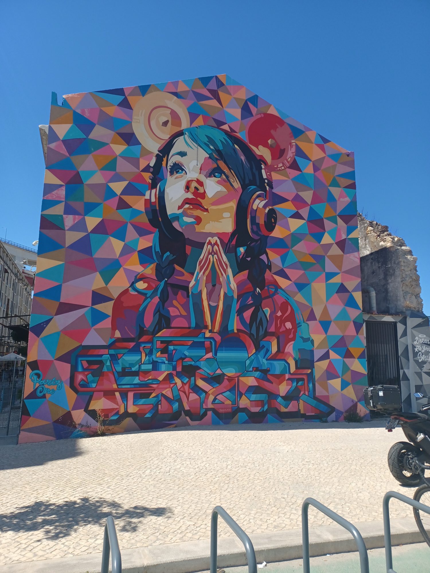 Jeune fille au casque par Pariz One à Lisbonne — Street art de Pariz One à Lisbon