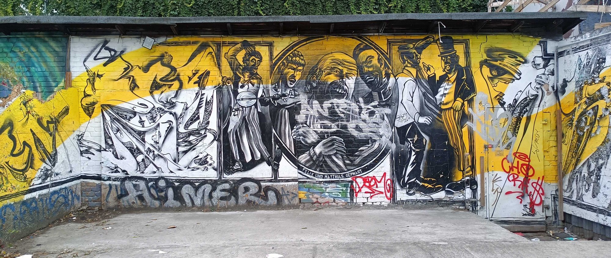 Yellow and Black Expressive Mural — Street art by Felix Gephart, Matthias Gephart in Berlin