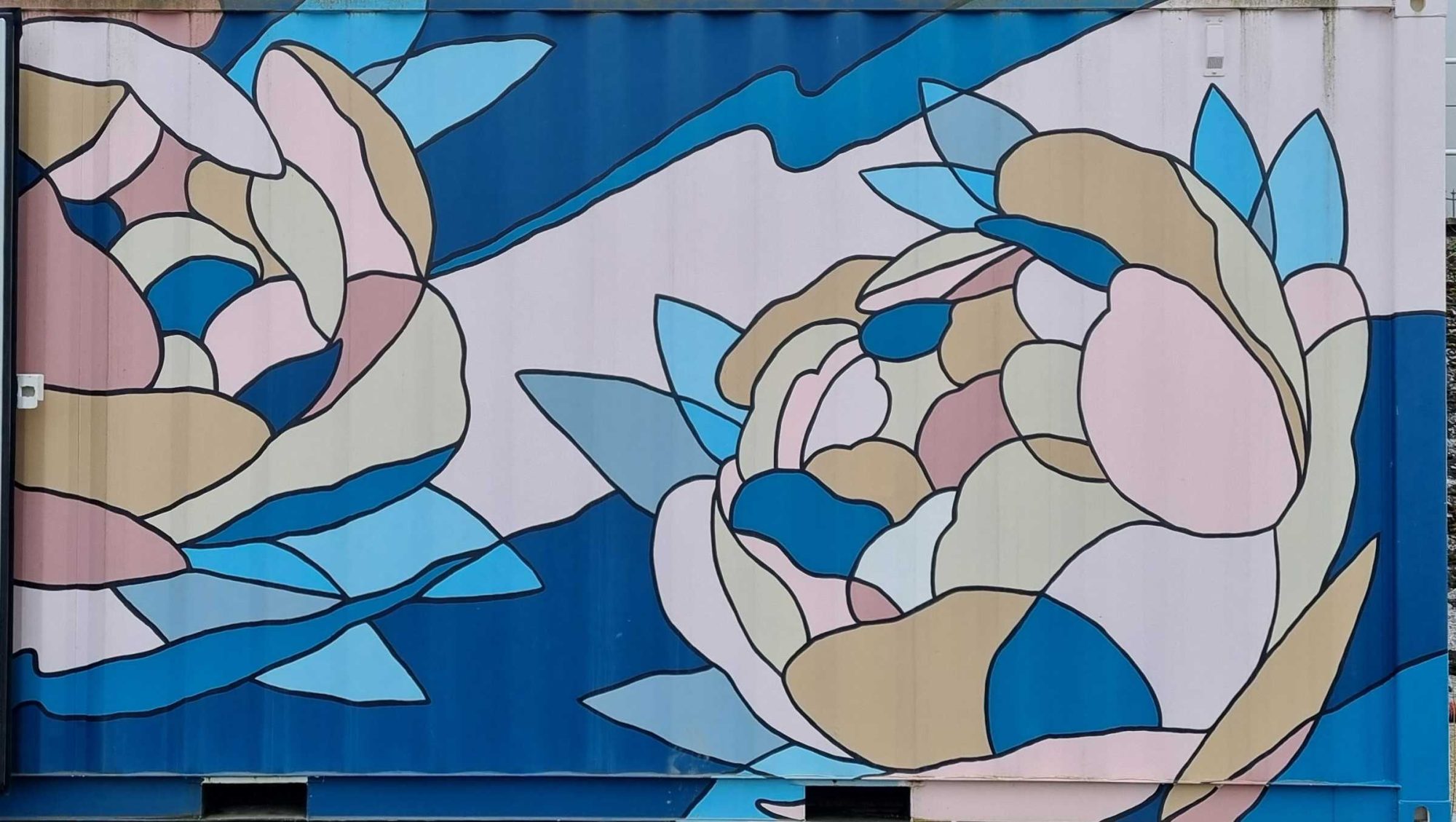 Pivoine géométrique style vitrail, Vichy — Street art à Vichy
