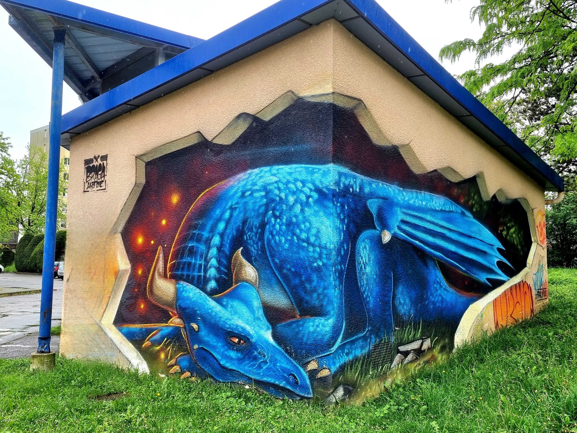 Dragon bleu dans la brèche — Street art de Braga last1 à Le Pont-de-Claix