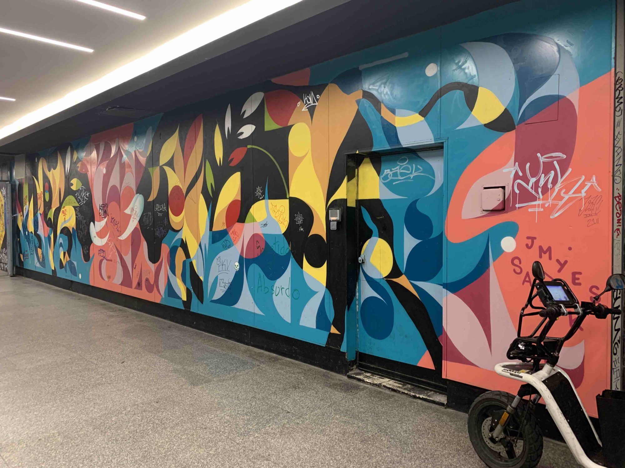 Abstract Composition Metro Madrid — Street art in Madrid