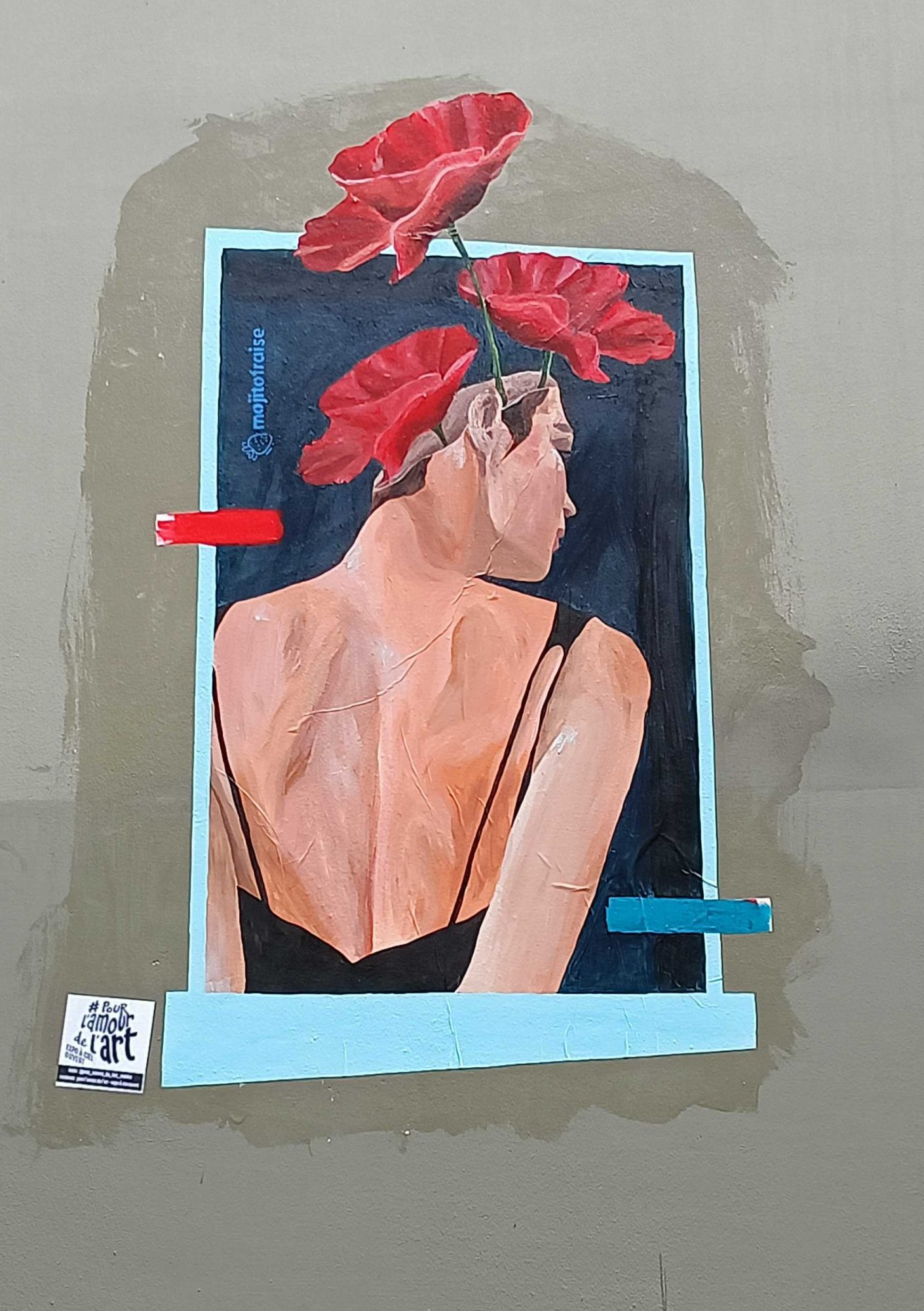 Figure féminine sensuelle fleurs rouges — Street art à Nantes
