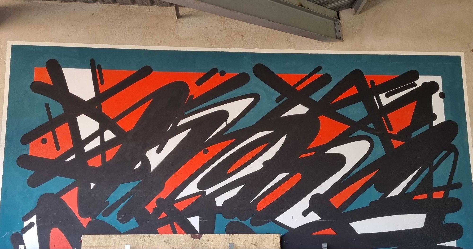 Abstraction dynamique épurée — Street art à Strasbourg