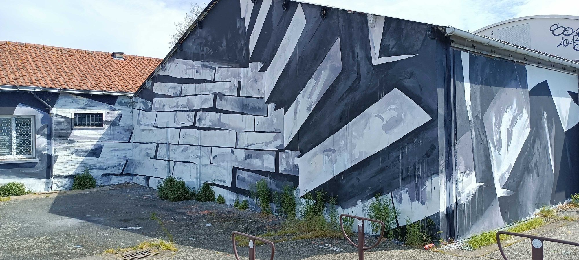 Stone Shards on the Warehouse — Street art in Nantes