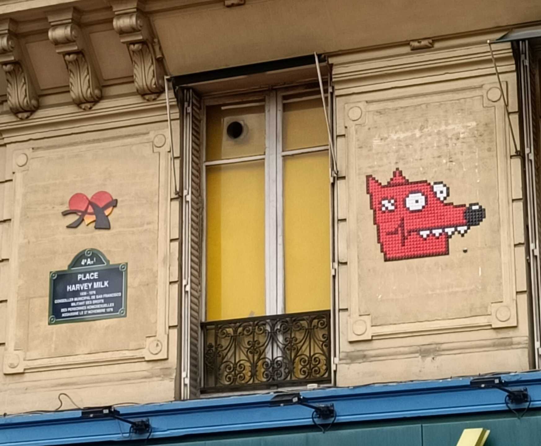 Animal rouge en mosaïque Place Harvey Milk — Street art de A2, Zigom à Paris