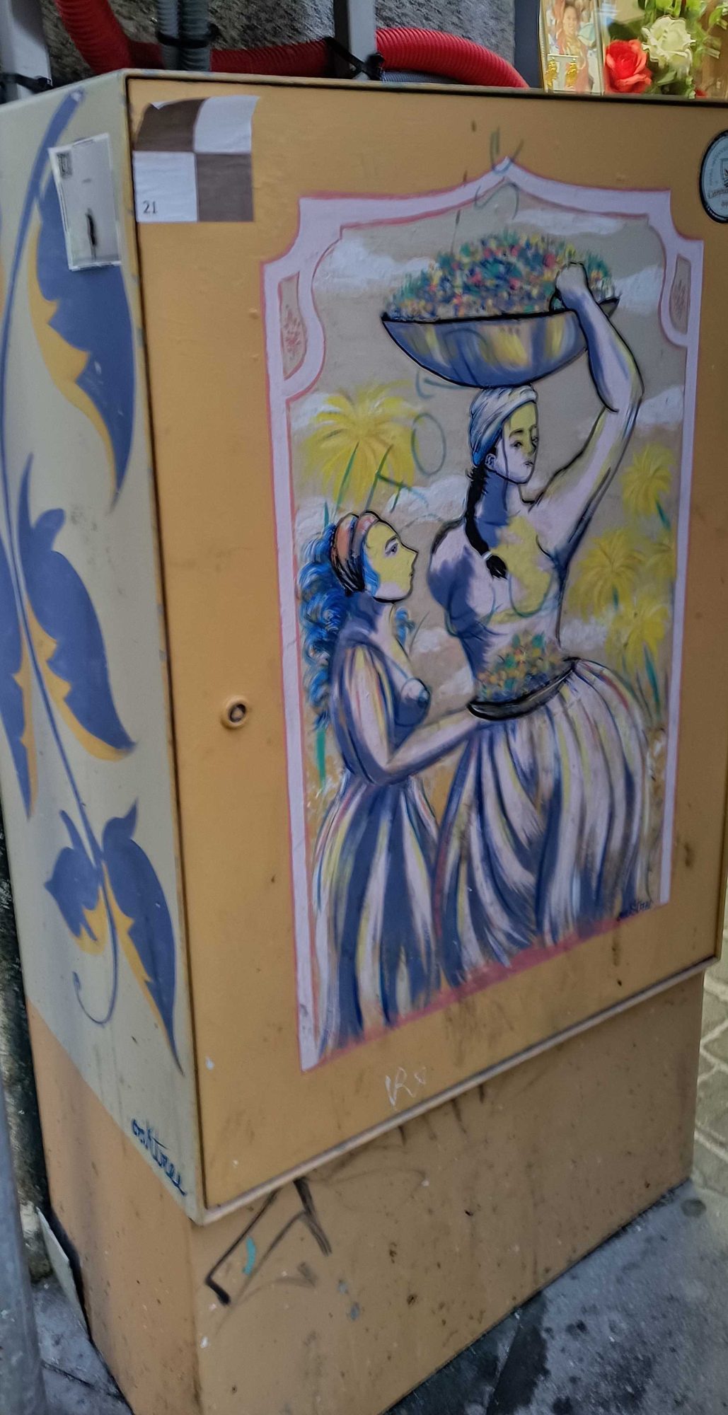 Femmes en tenue traditionnelle — Street art à Porto