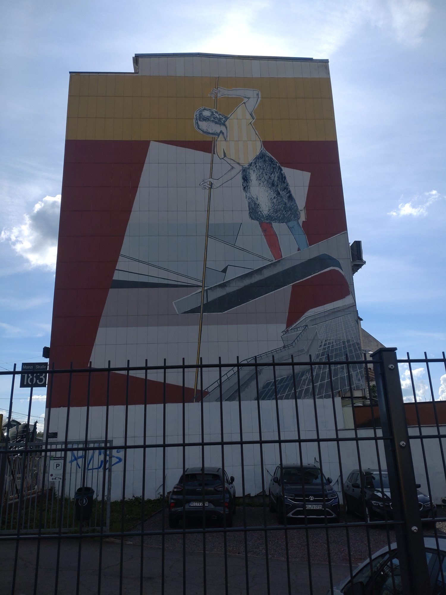 Figure au long bâton sur pignon rouge — Street art de Raks & Laune à Saarbrücken