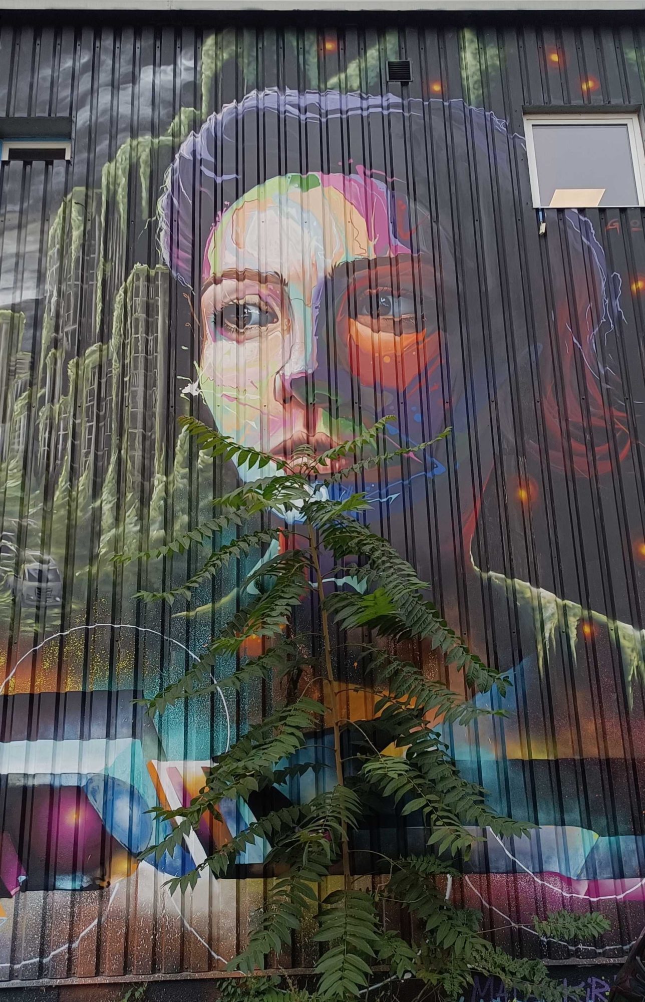 Portrait réaliste de femme aux reflets arc-en-ciel — Street art à Berlin