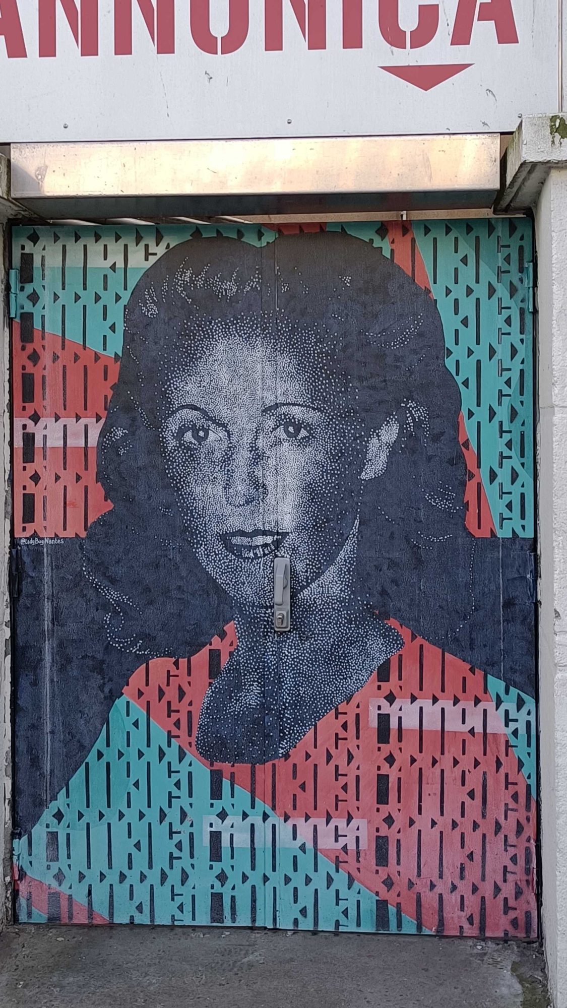 Portrait de femme à la cigarette — Street art de Lady bug à Nantes