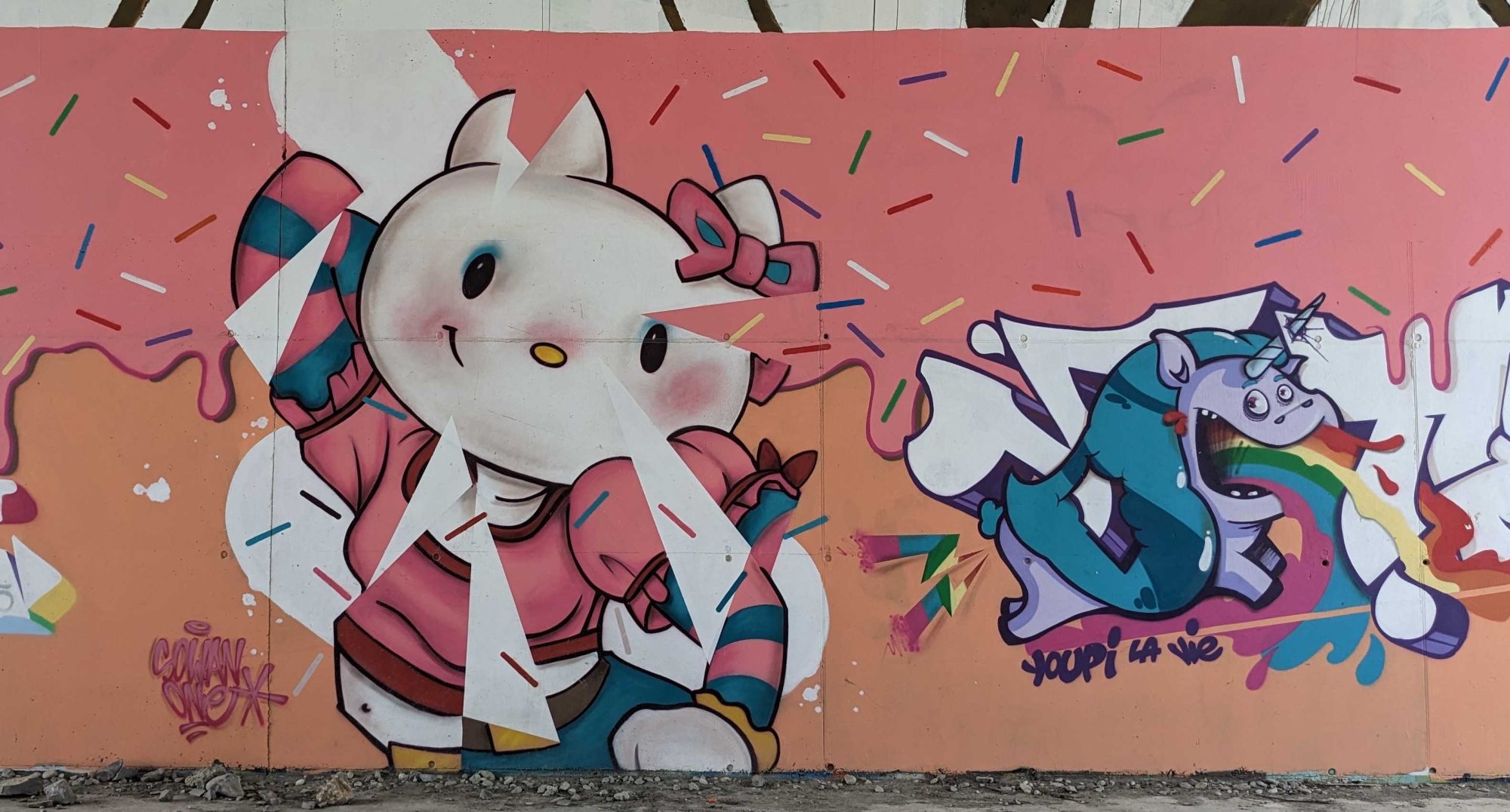 Hello Kitty lacérée sur mur à vermicelles — Street art à Soyons