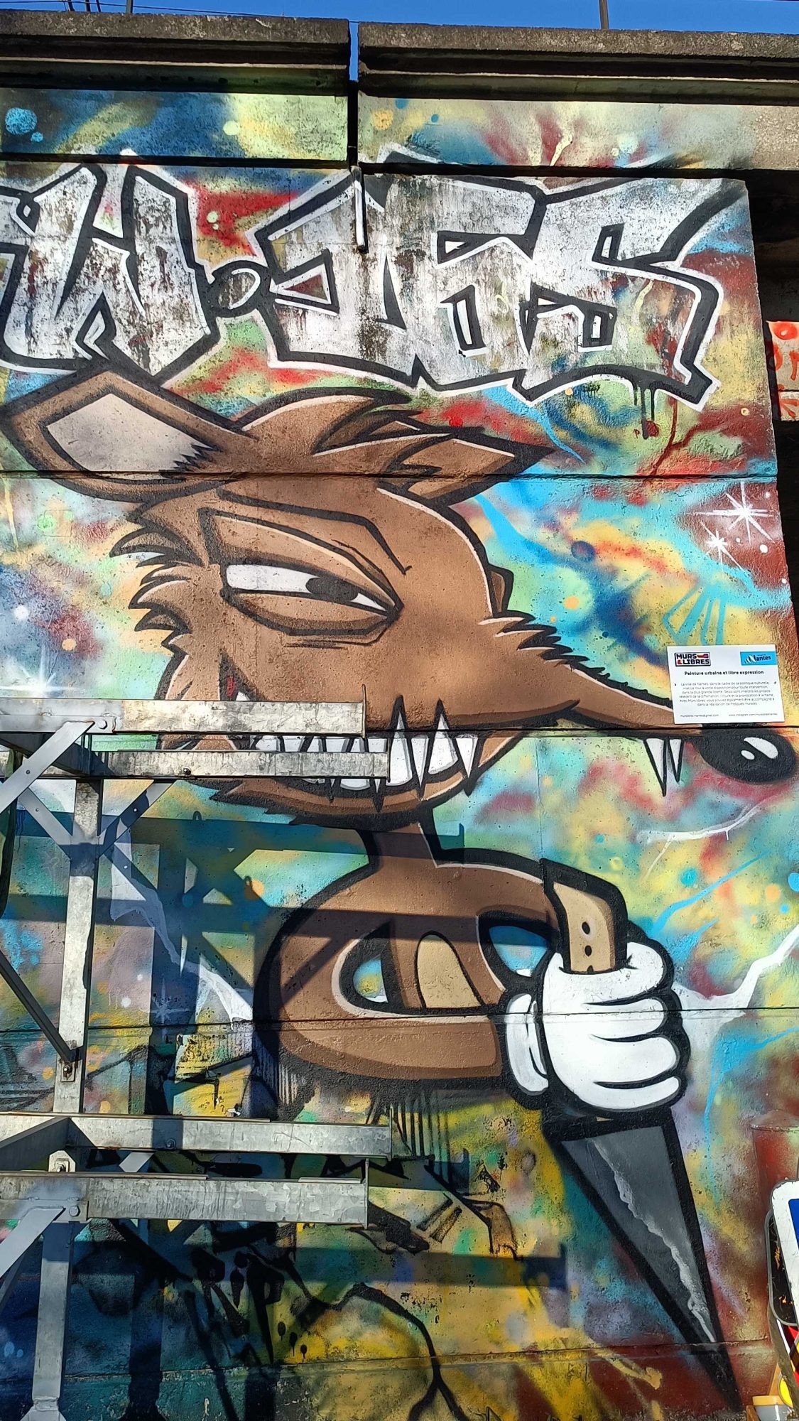 The Wolf with the White Glove — Street art in Nantes