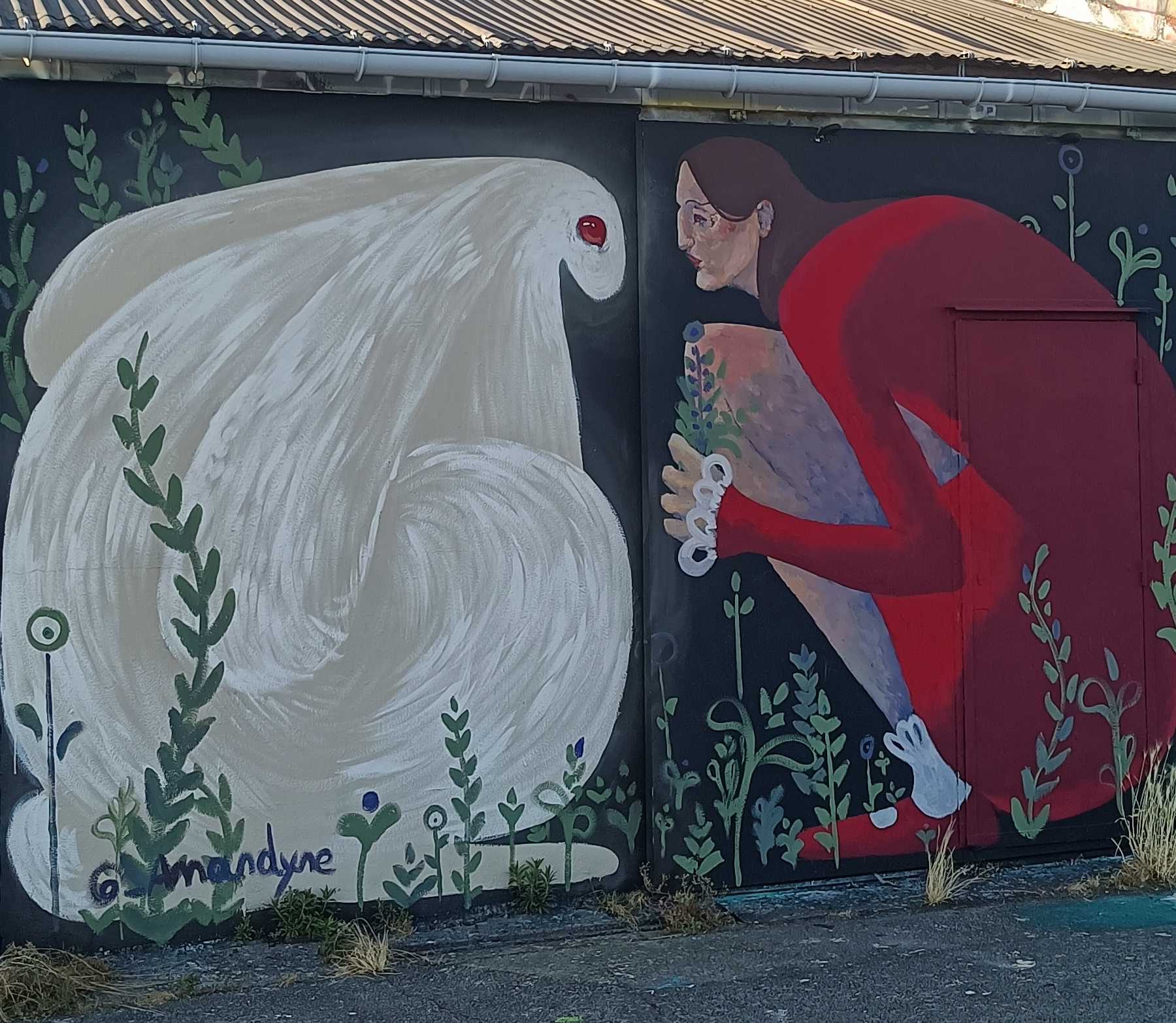 Le cygne et la femme en rouge par Amandyne — Street art de Amandyne à Nantes