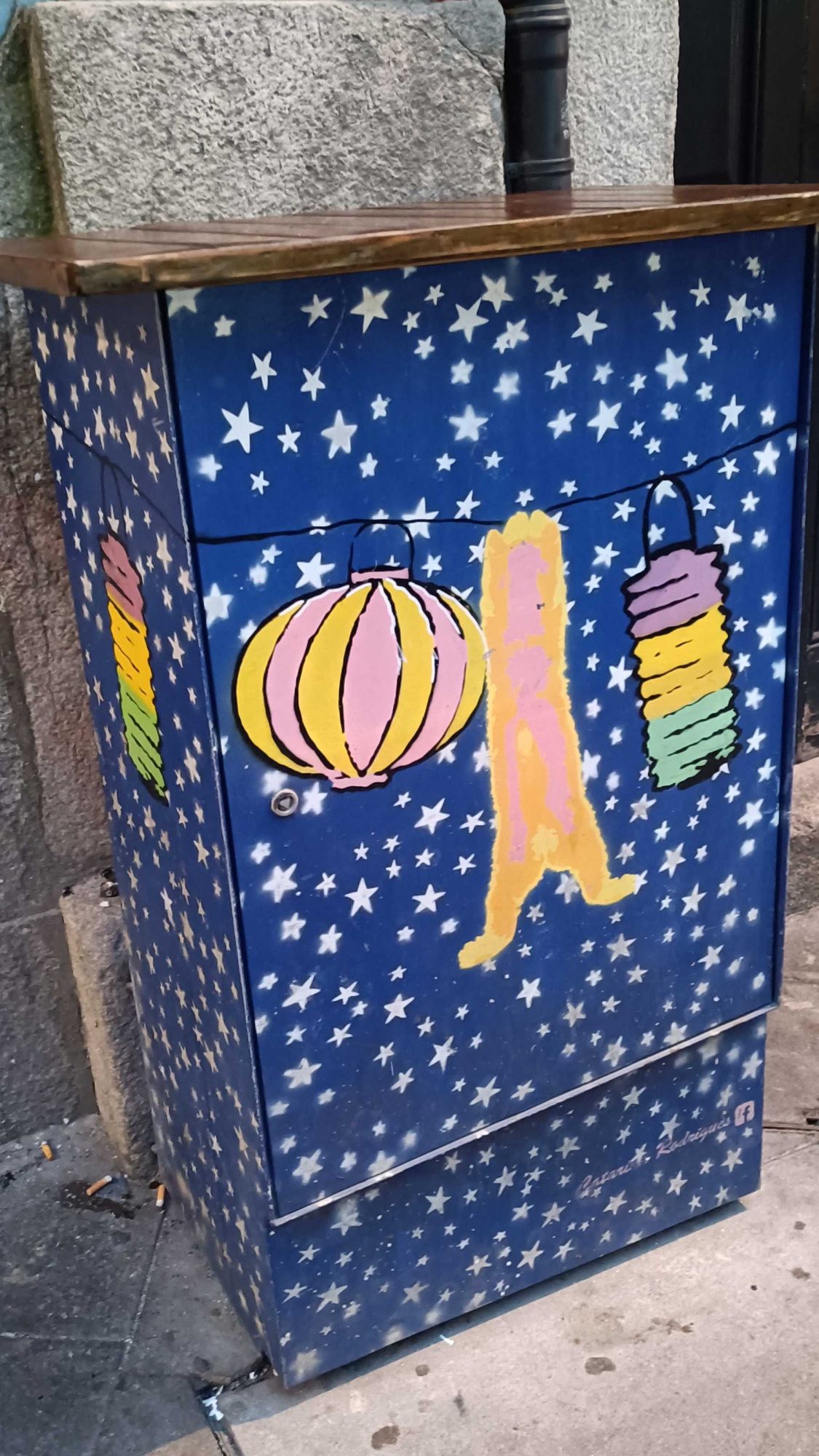 Lanternes et étoiles nocturnes — Street art à Porto