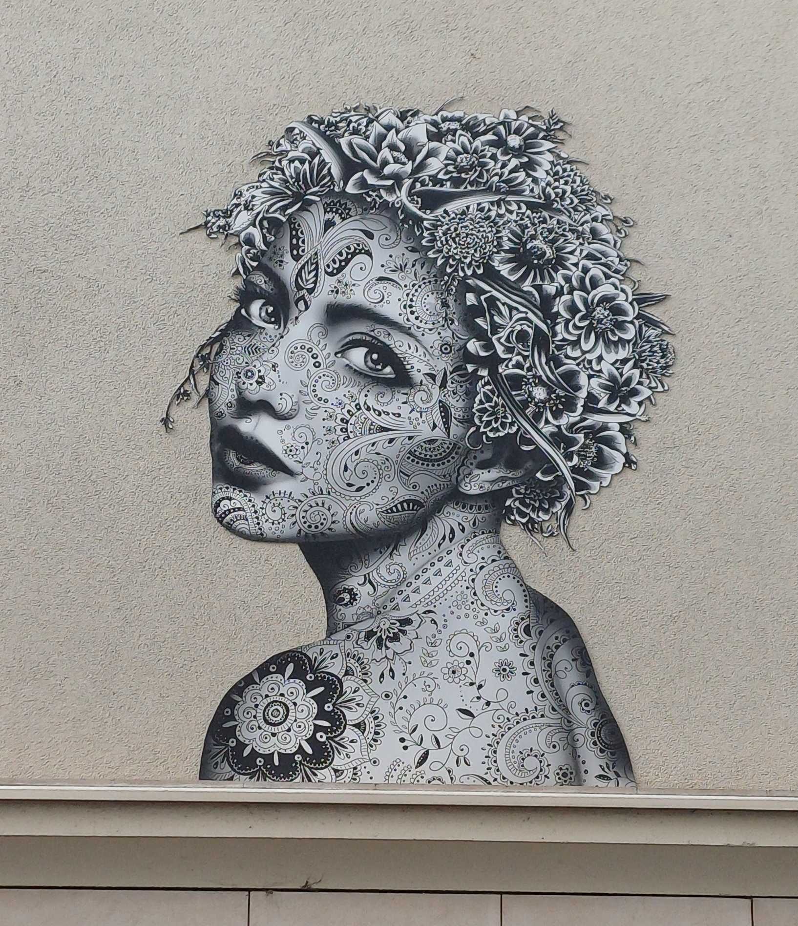 Femme fleurie en noir et blanc par Aydar — Street art de Aydar à Paris