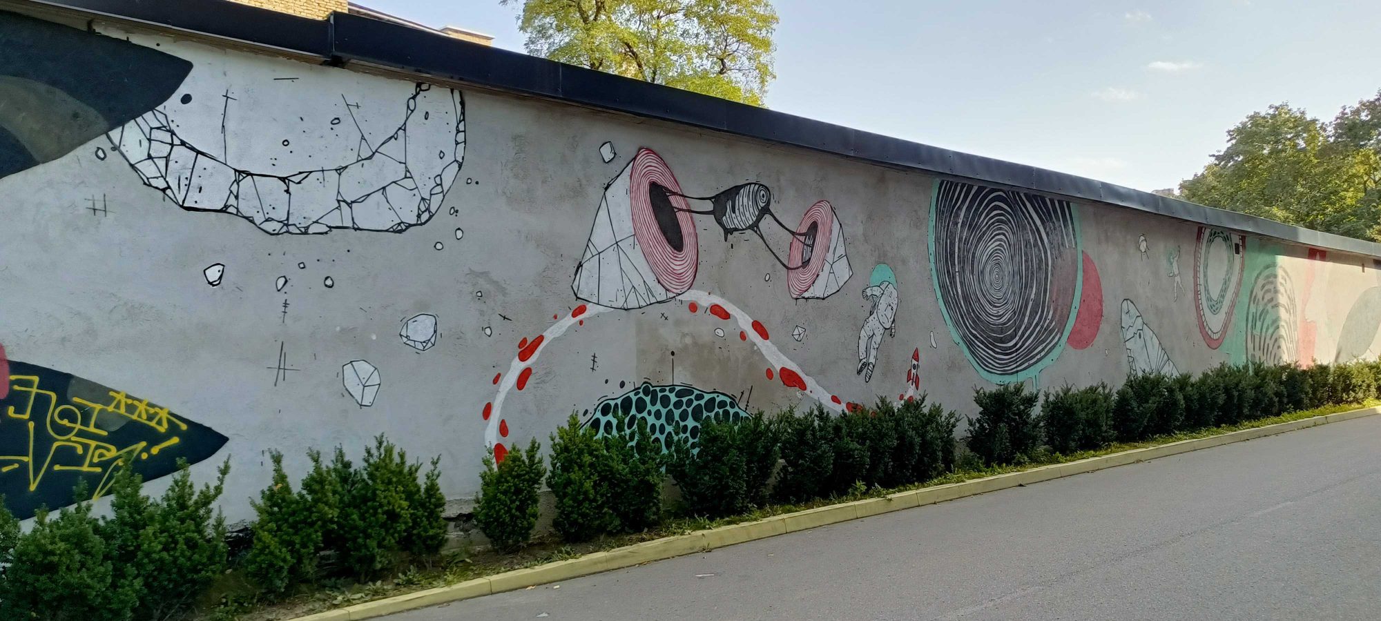 Rocks and Spirals on a Boundary Wall — Street art in Vilnius