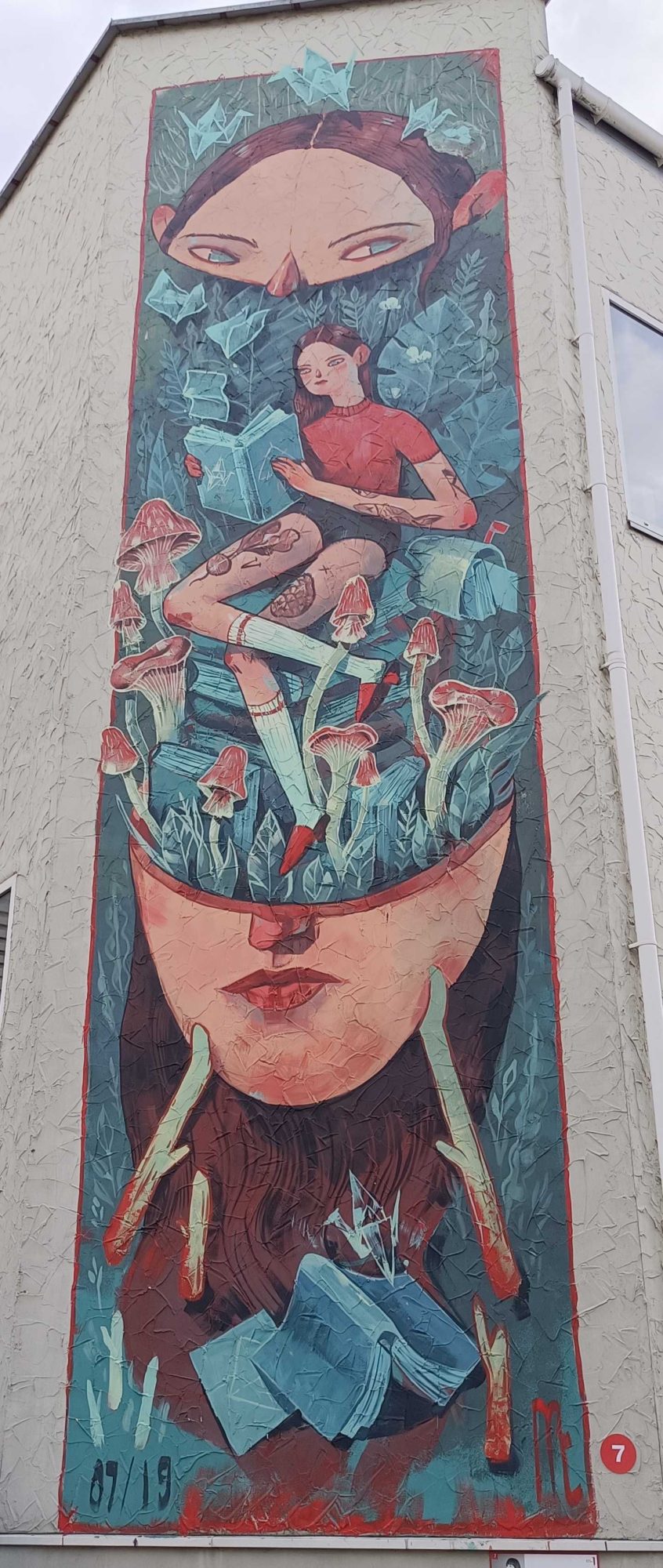 La tête ouverte aux champignons — Street art de Marija Tiurina à Vilnius