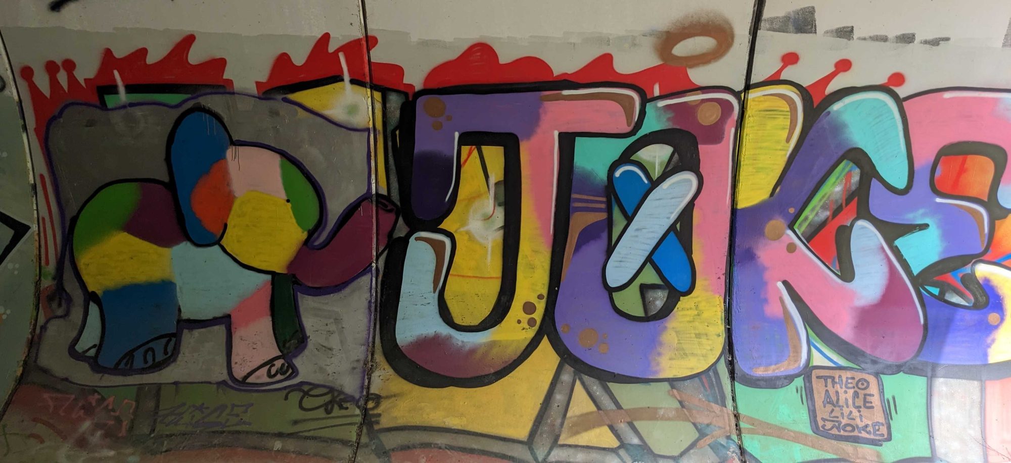 L'éléphant patchwork en tête de lettrage — Street art à Soyons
