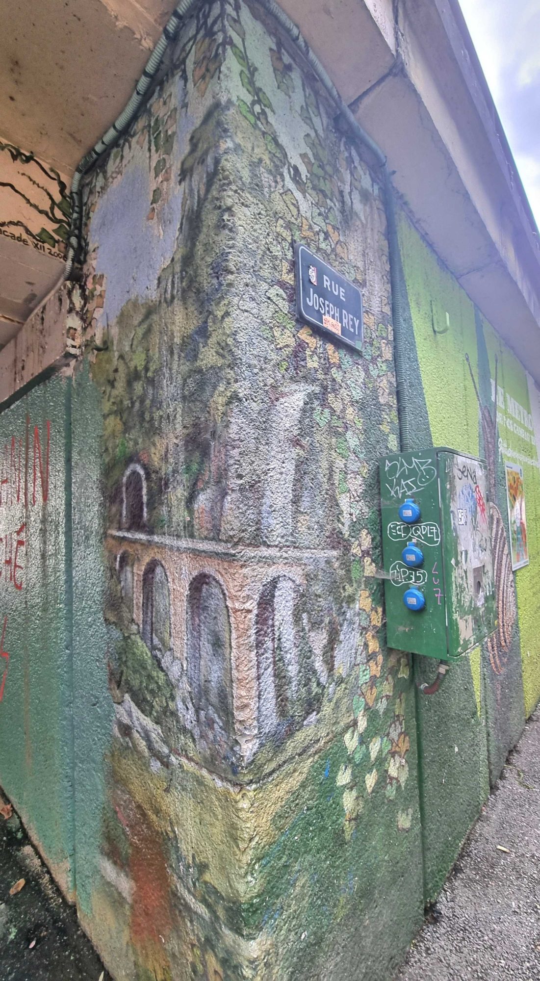 Viaduc fleuri en trompe-l'œil — Street art à Grenoble