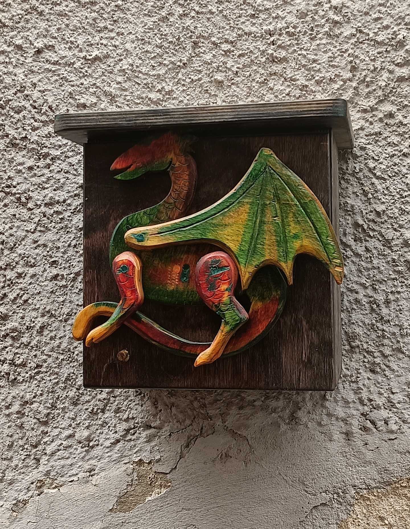 Dragon sculpté sur une boîte aux lettres — Street art à Prague