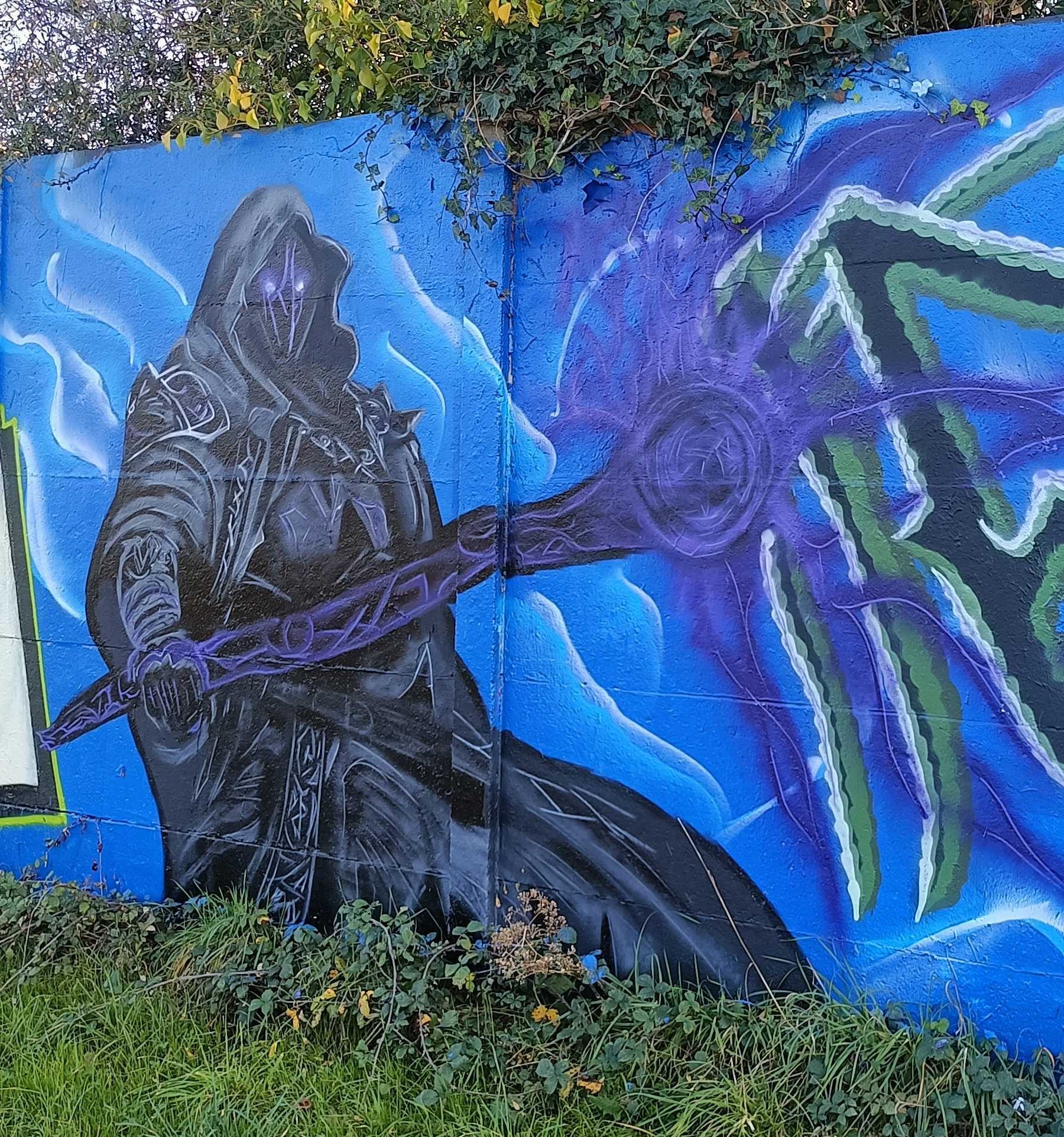 Silhouette cagoulée mystérieuse — Street art à Rennes