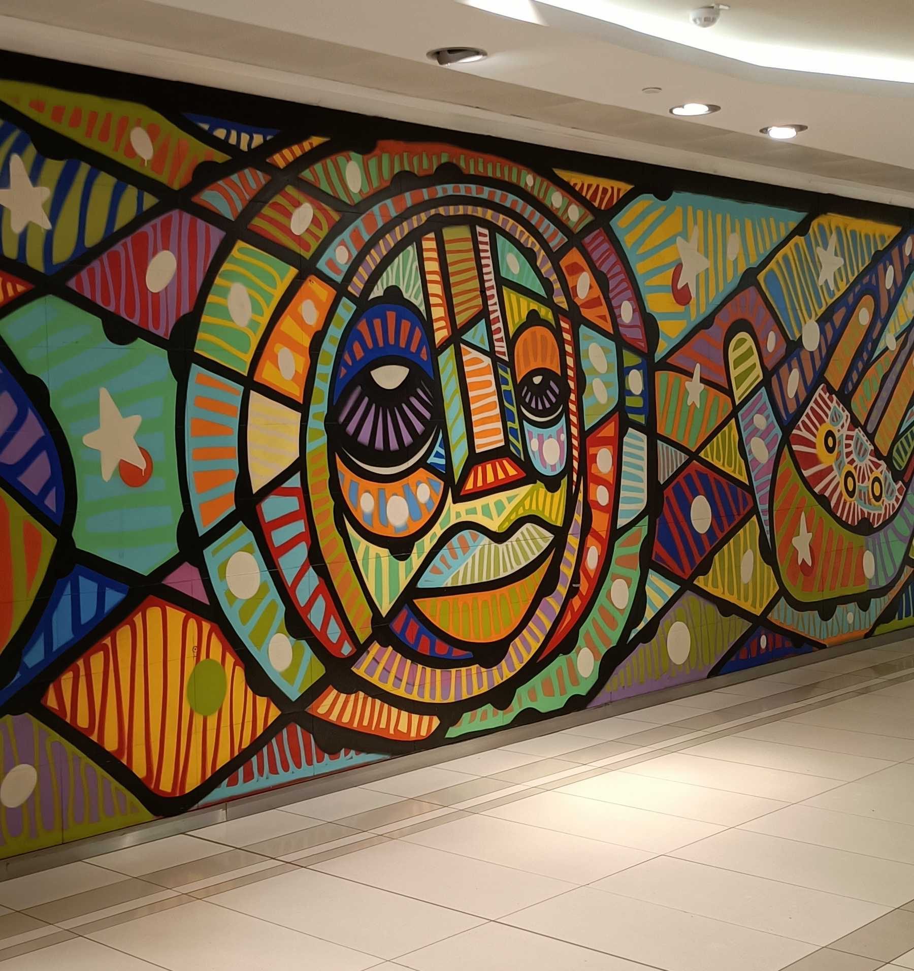 Masque solaire aux couleurs vives — Street art de Da Cruz à Paris