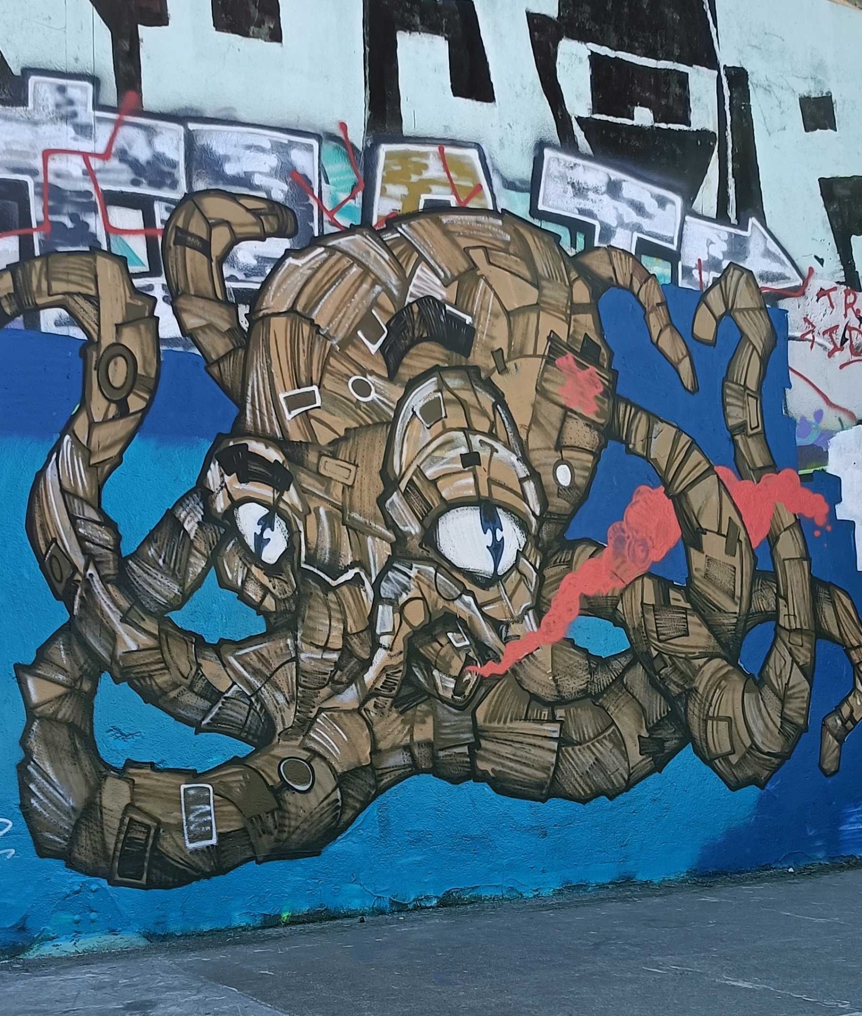 Pieuvre mécanique sur fond bleu — Street art à Nantes
