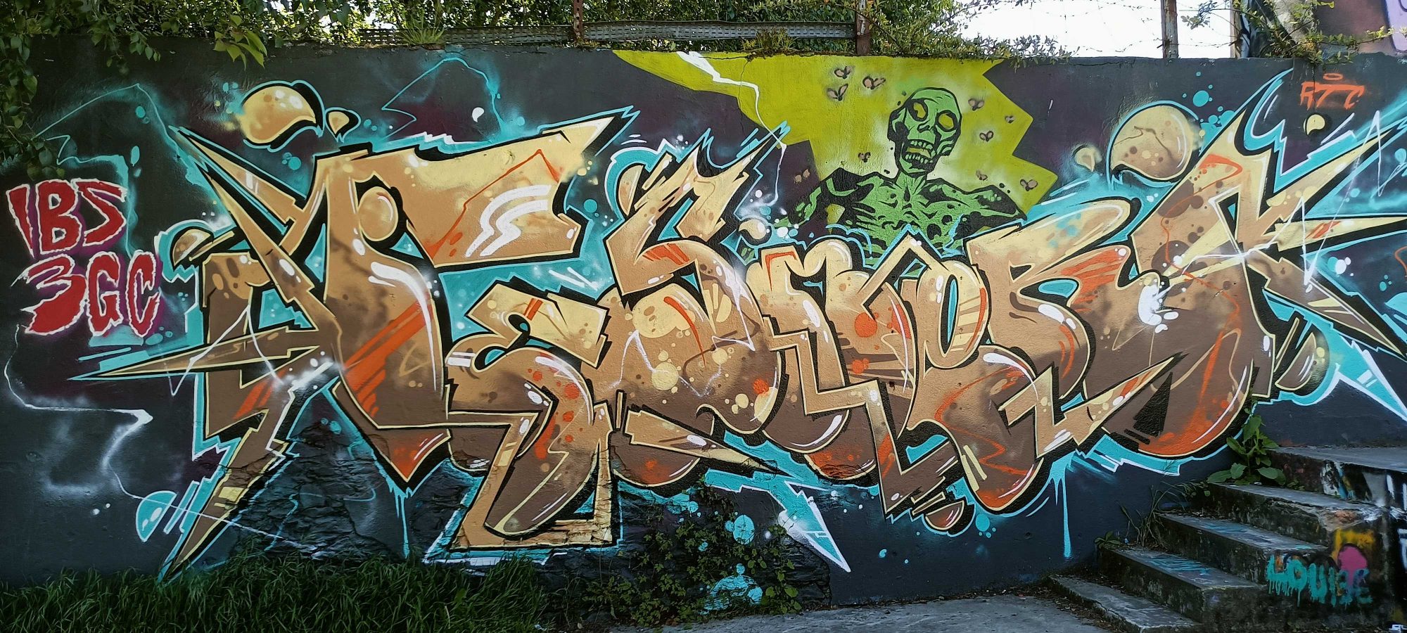Wildstyle doré aux couleurs teal — Street art à Nantes
