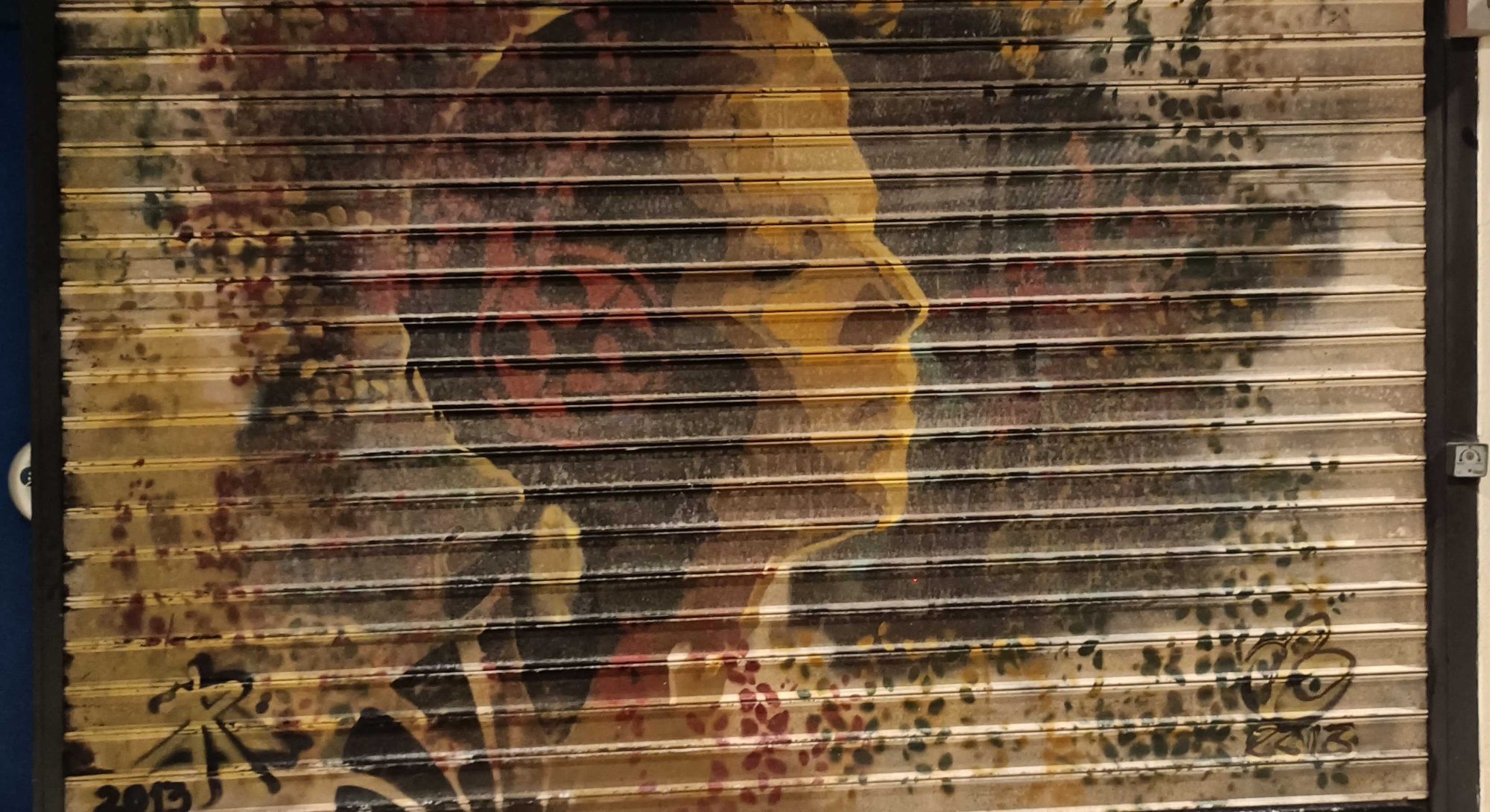 Portrait monumental sur rideau de fer — Street art à Porto