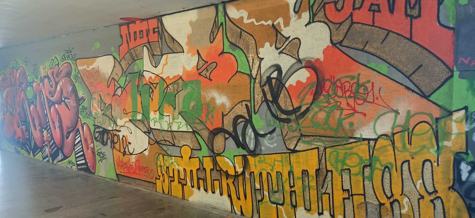 Tunnel couvert de graffitis superposés — Street art à Prague