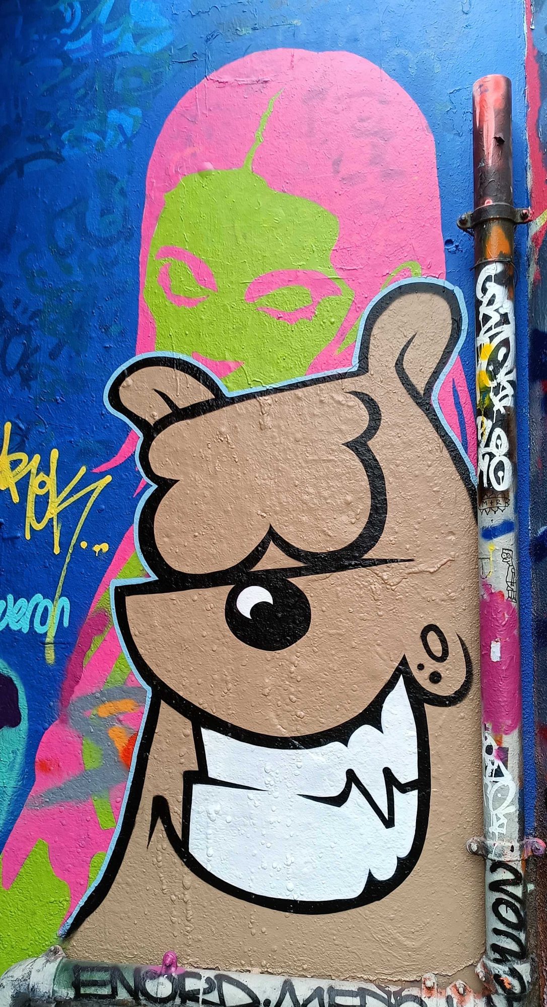 Cheerful Cartoon Face — Street art in London