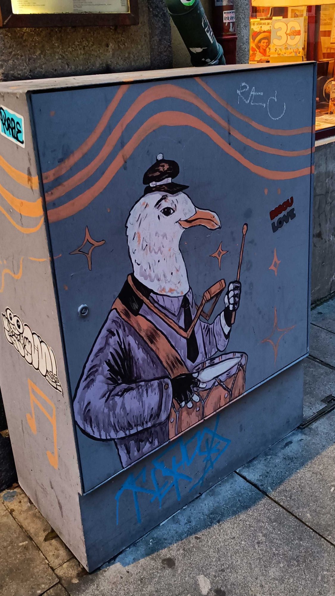 Mouette musicienne au tambour — Street art à Porto